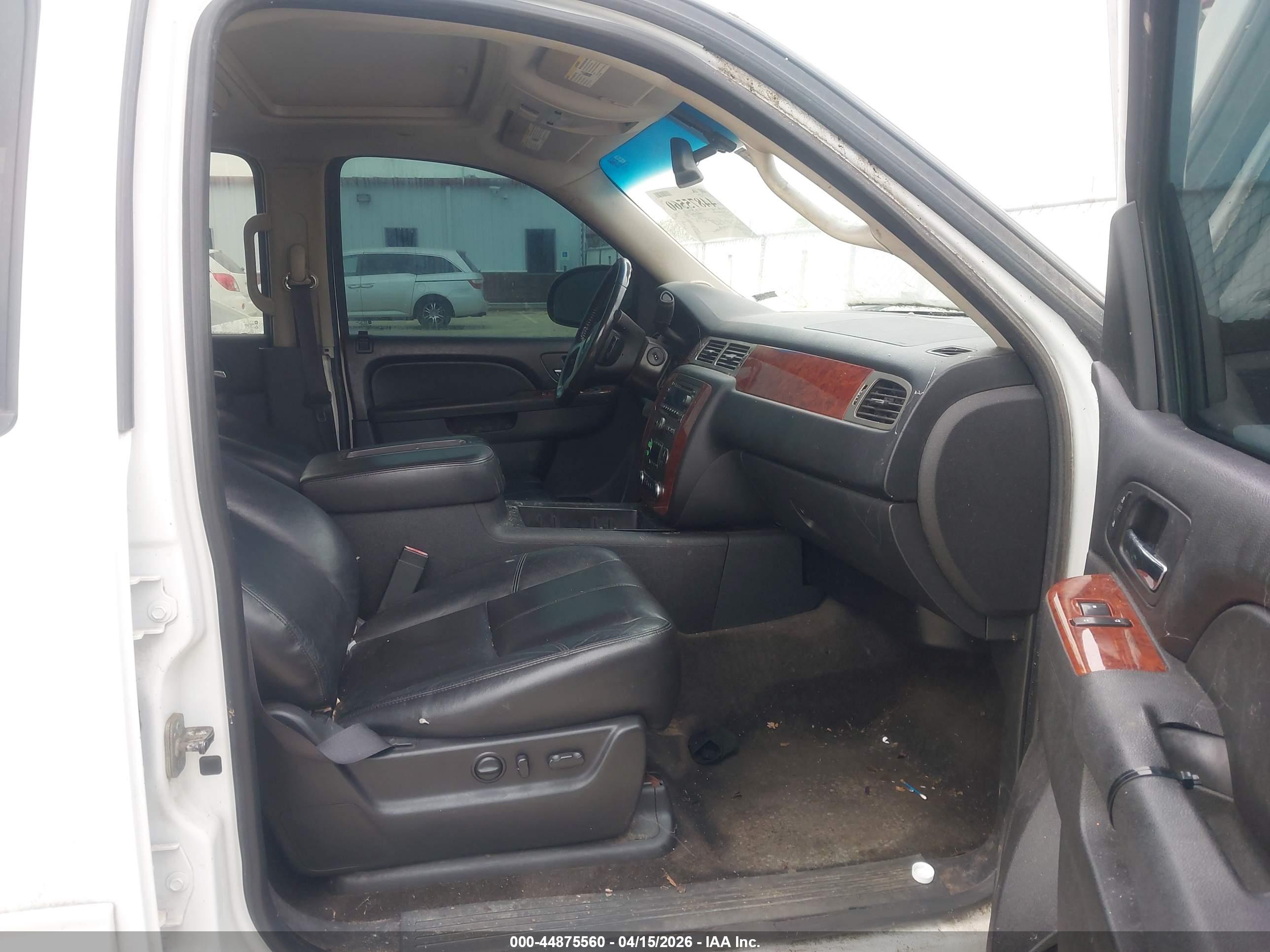 CHEVROLET SUBURBAN image 5