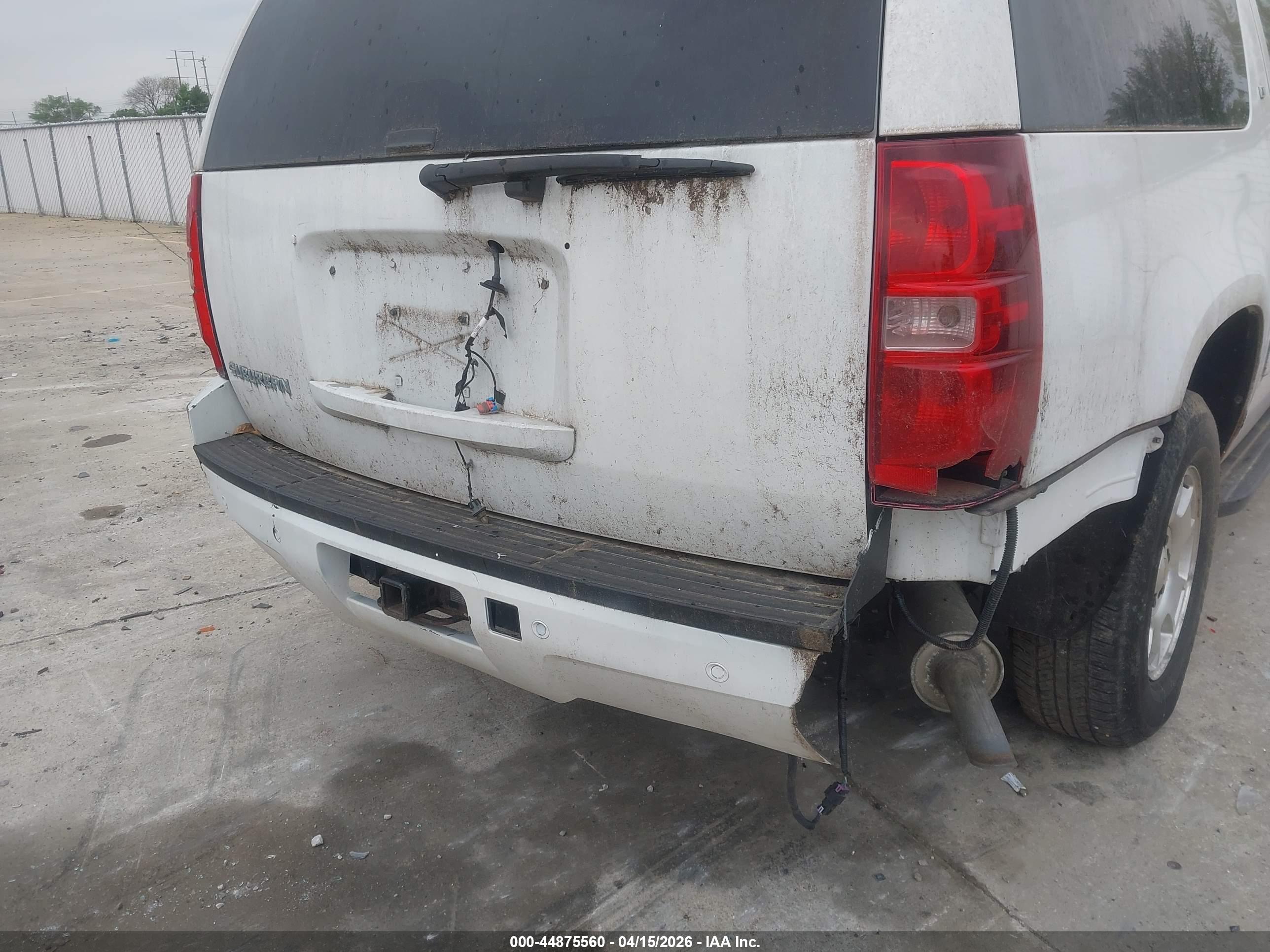 CHEVROLET SUBURBAN image 6