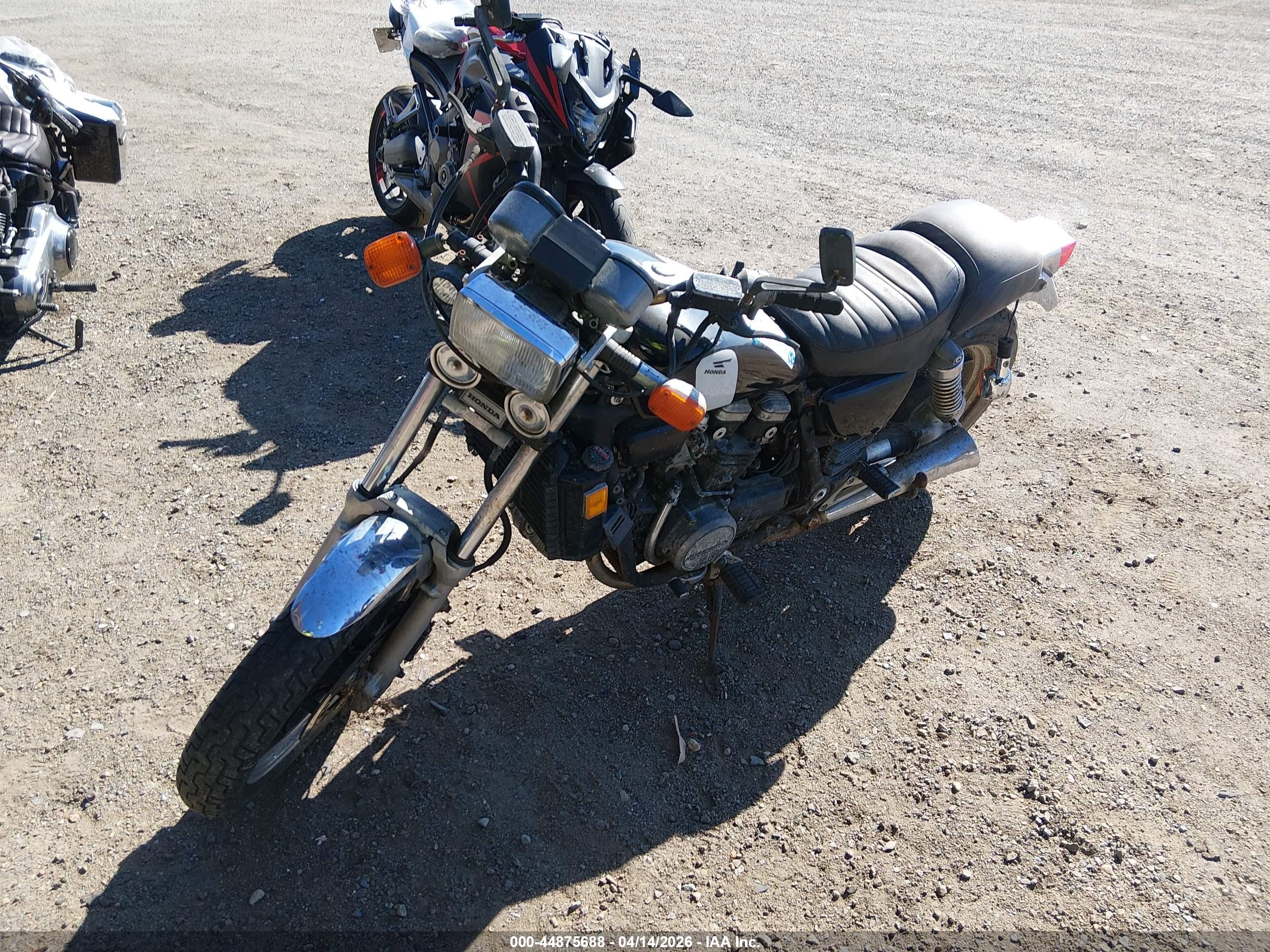 HONDA VF700 image 2