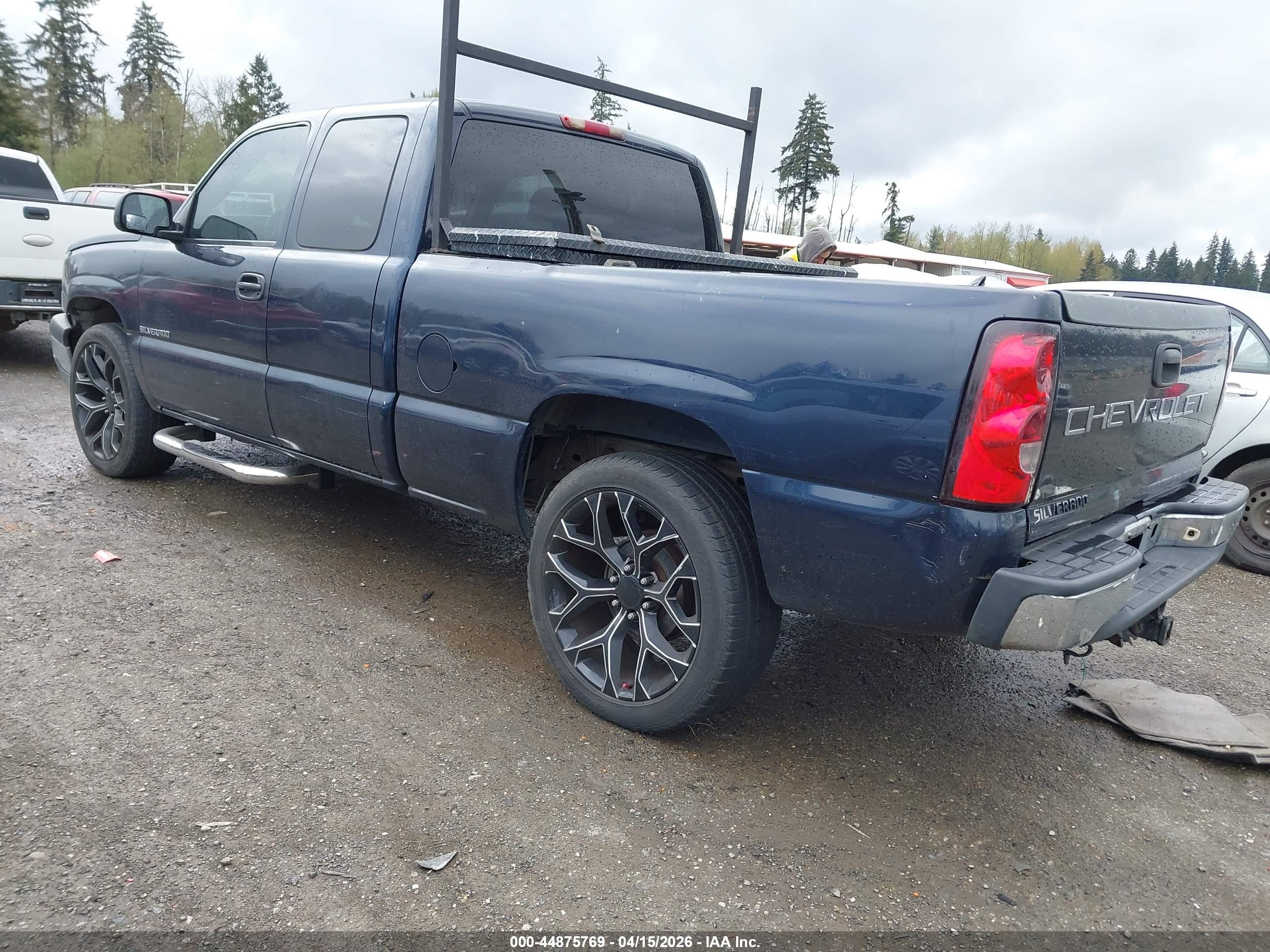 CHEVROLET SILVERADO image 3