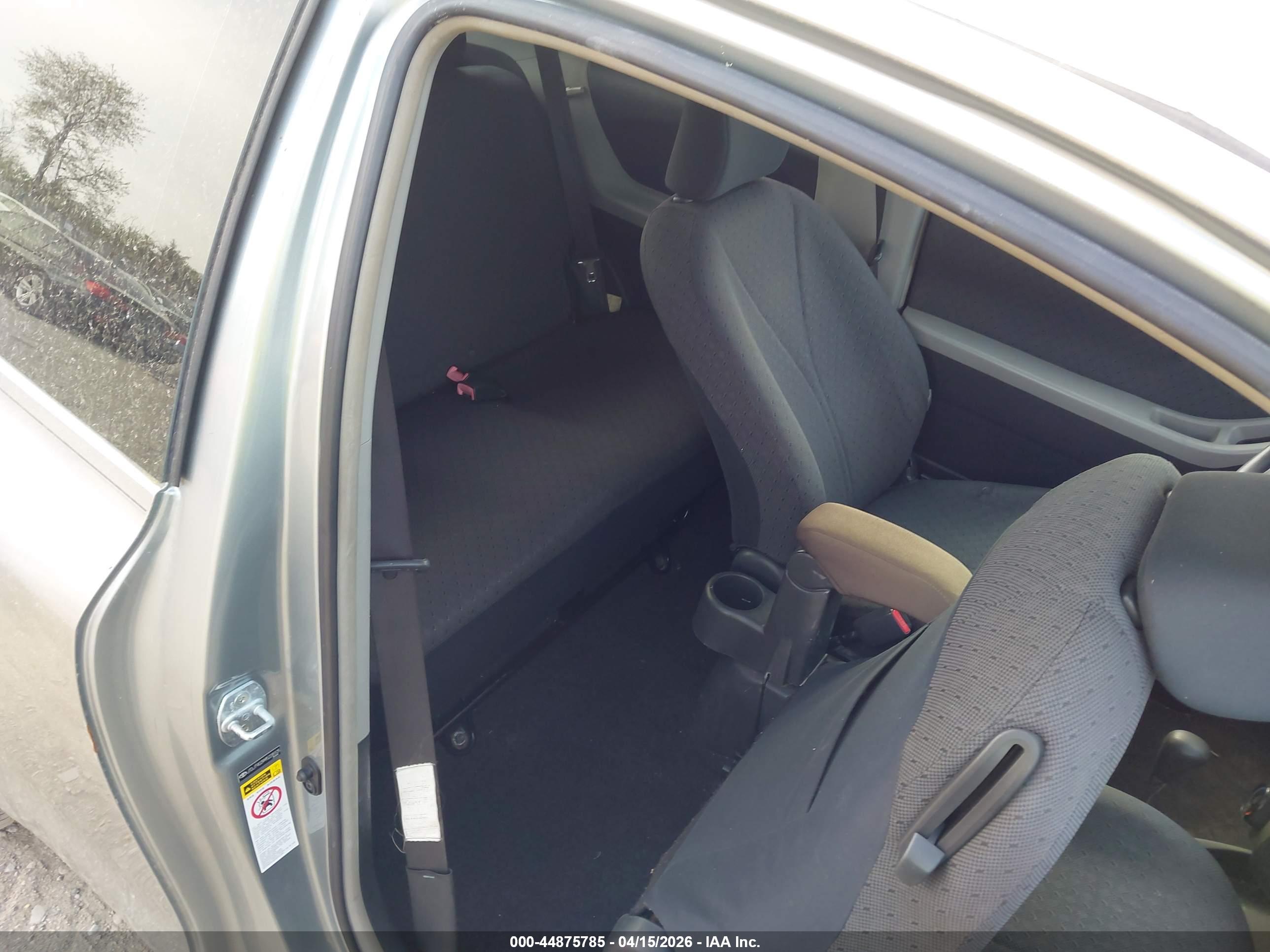 TOYOTA YARIS image 8