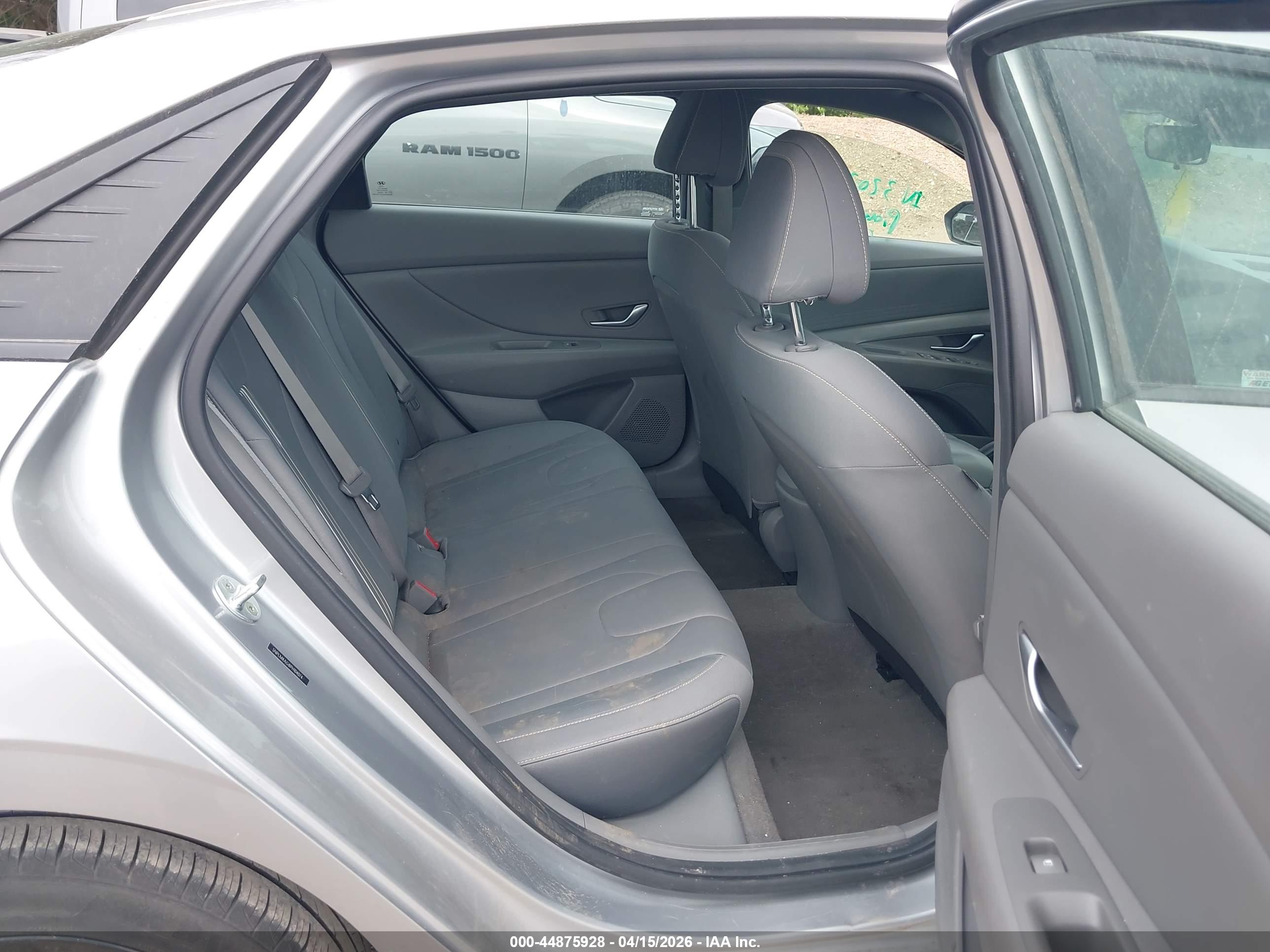 HYUNDAI ELANTRA image 8
