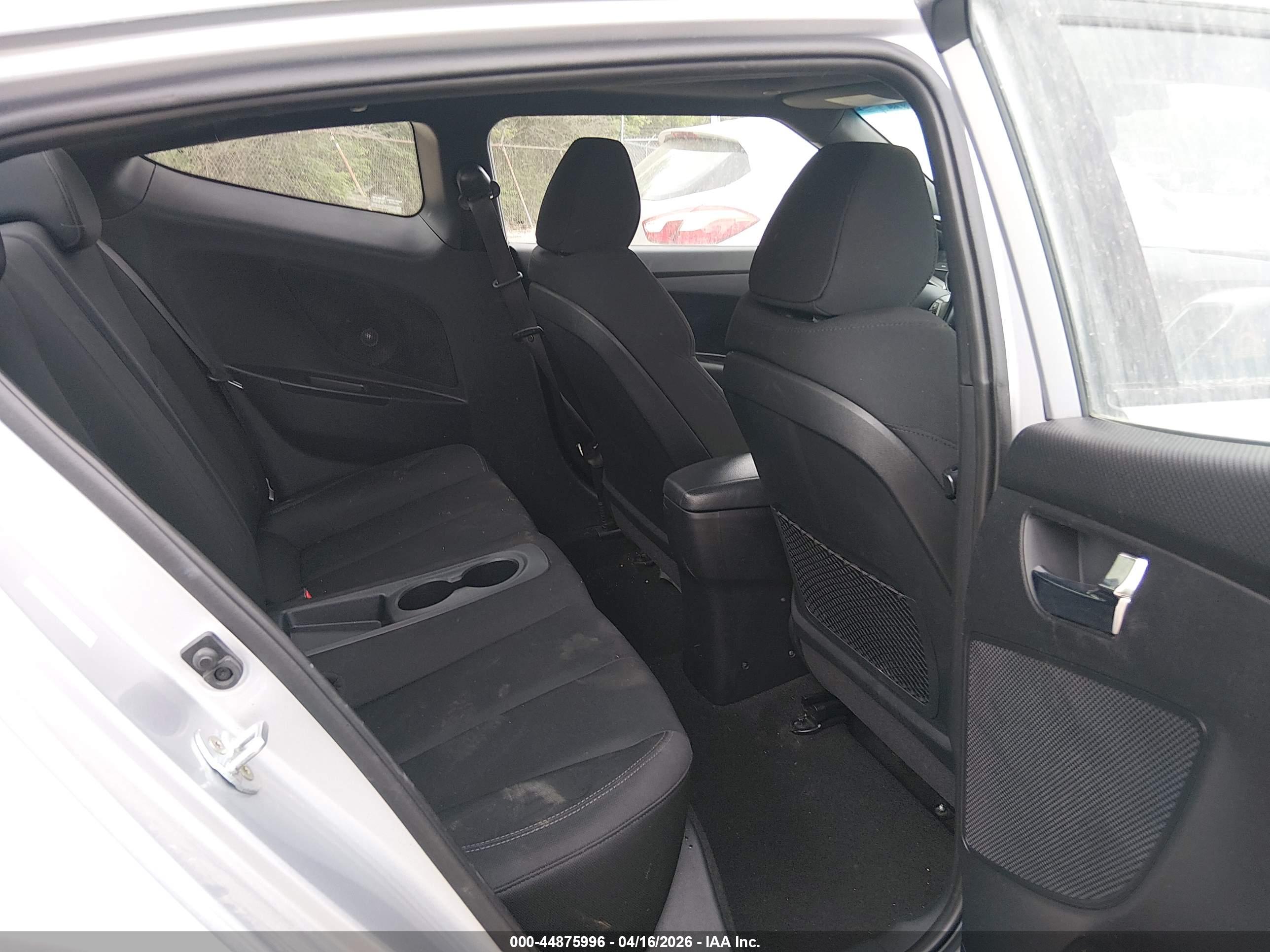 HYUNDAI VELOSTER image 8