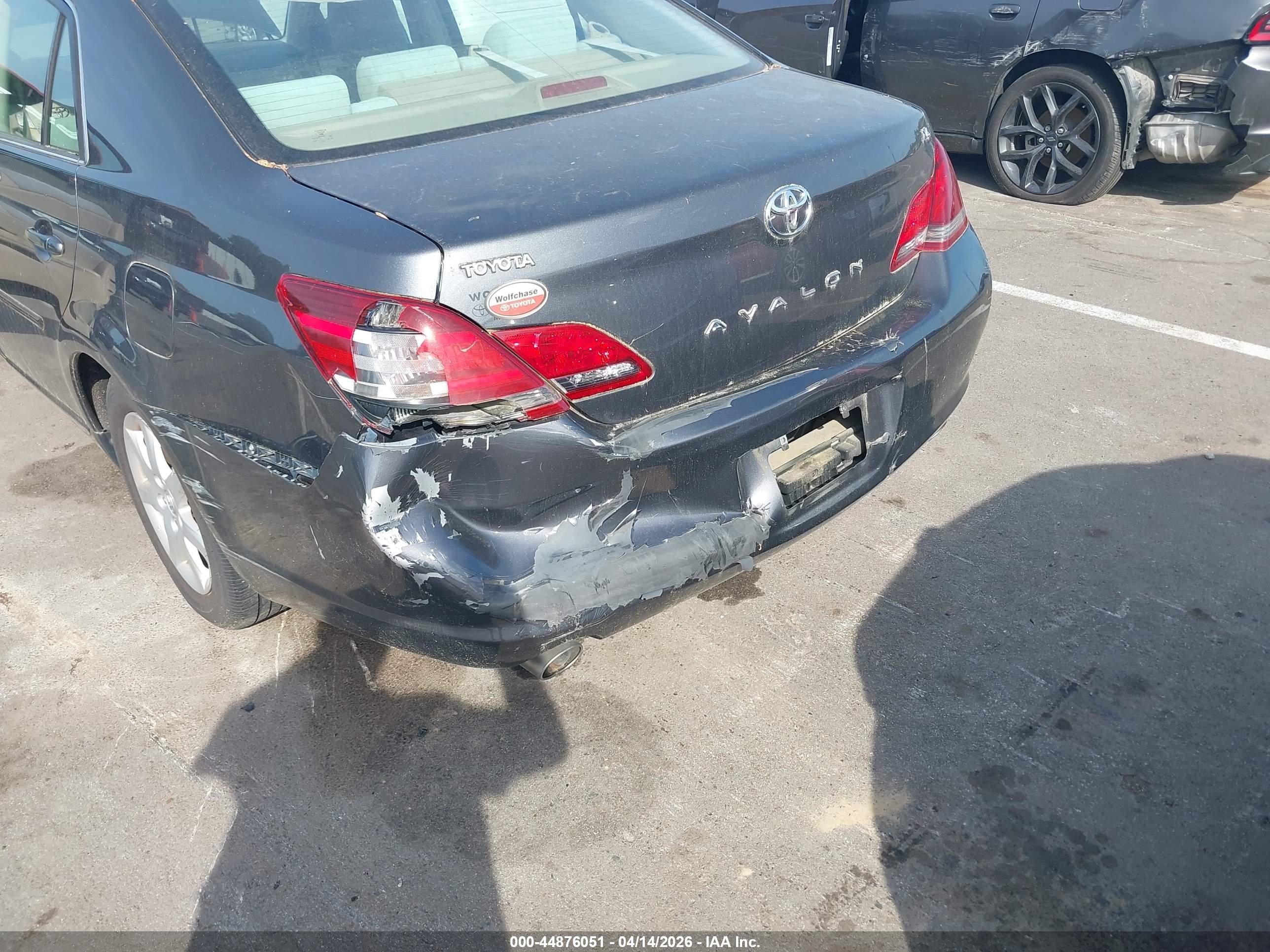 TOYOTA AVALON image 6
