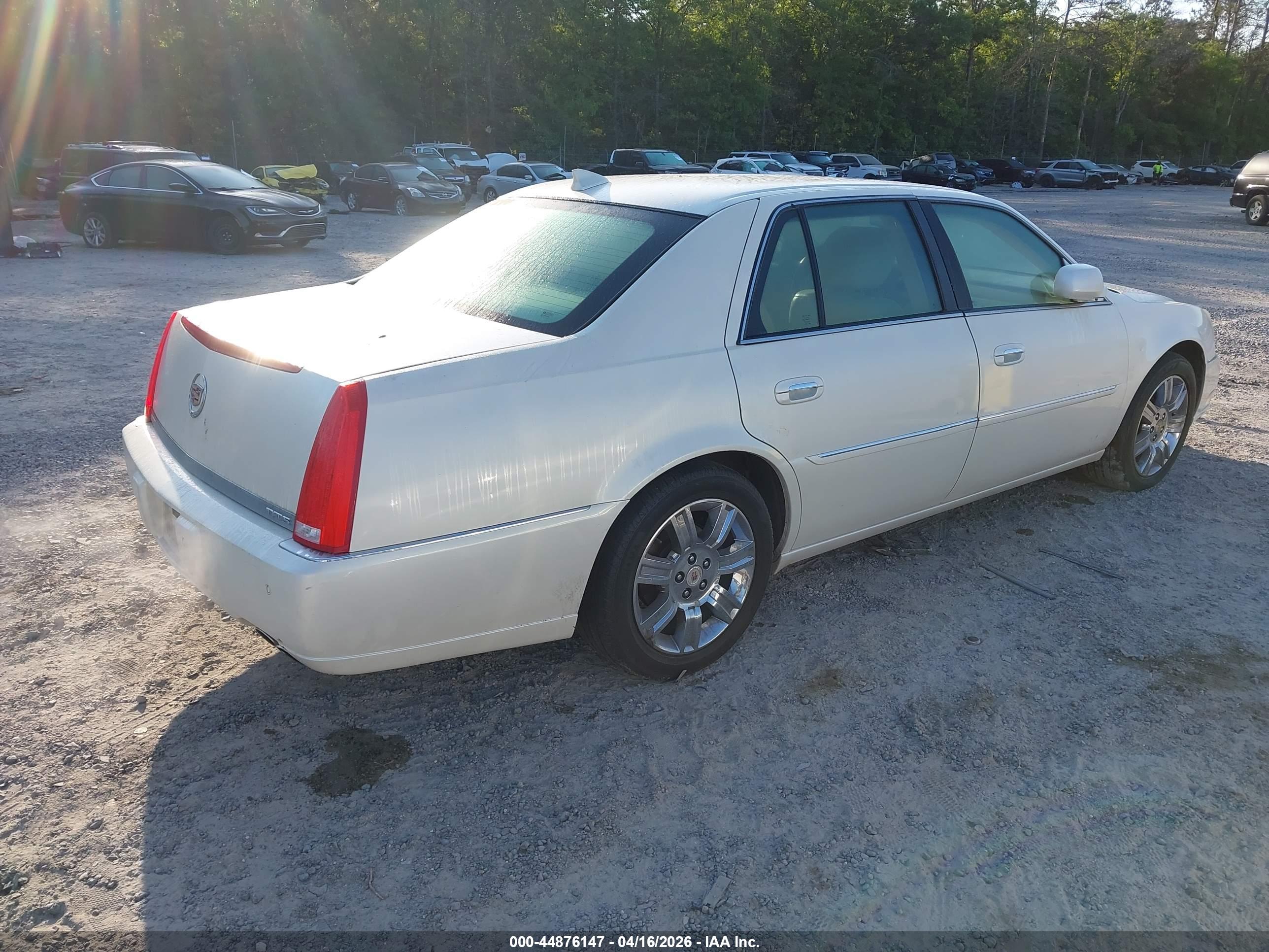 CADILLAC DTS image 4