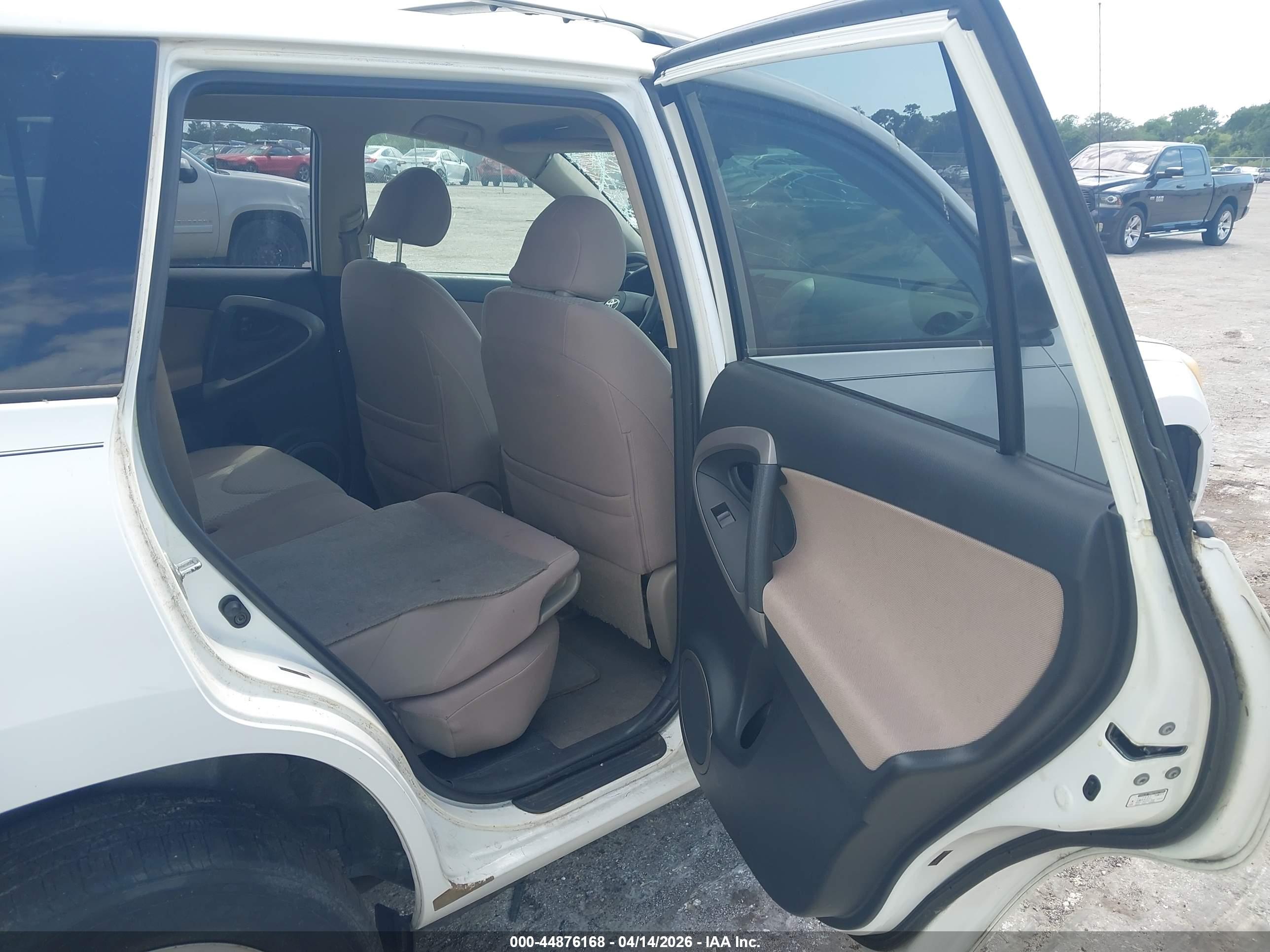 TOYOTA RAV4 image 8