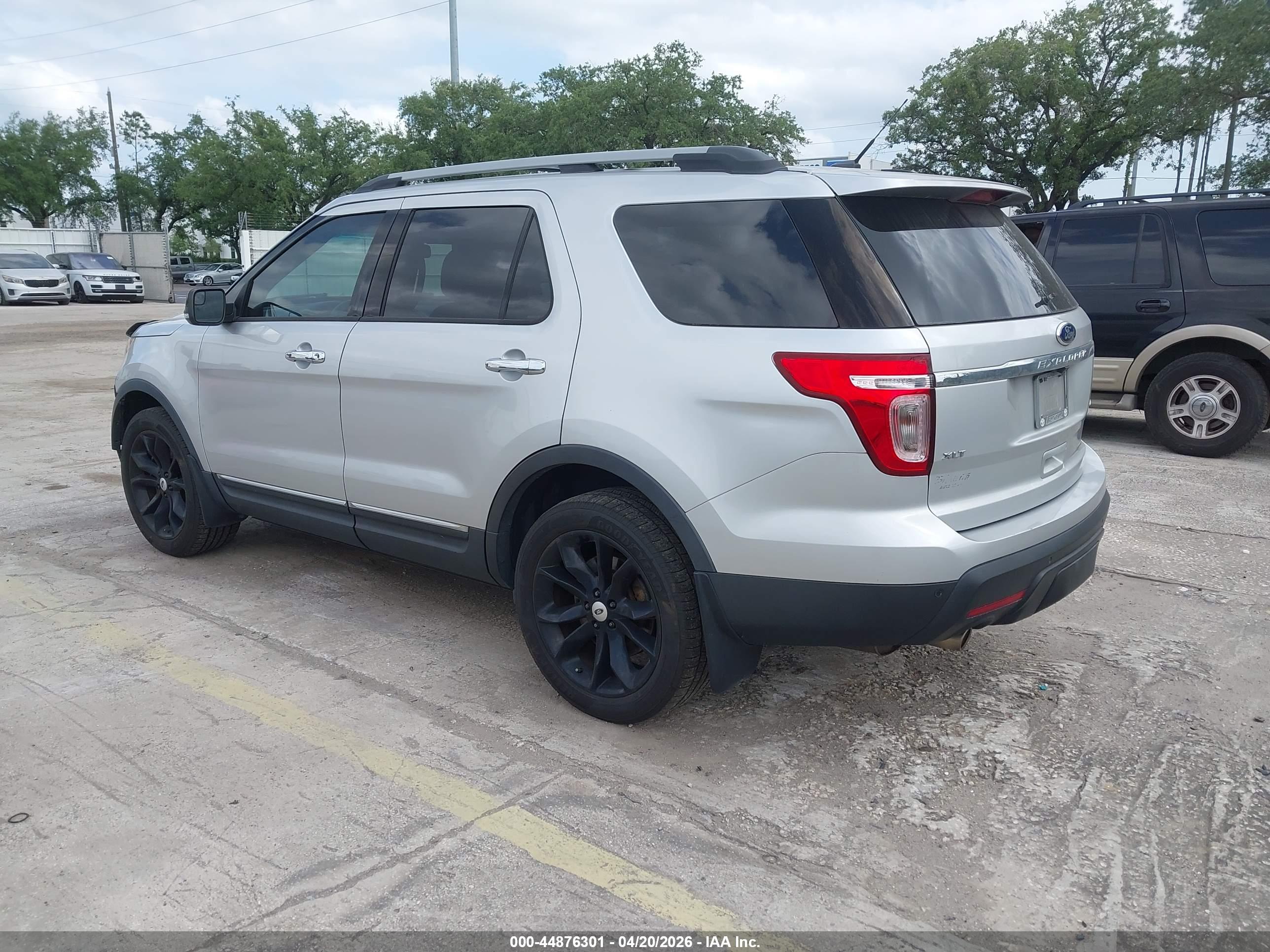 FORD EXPLORER image 3