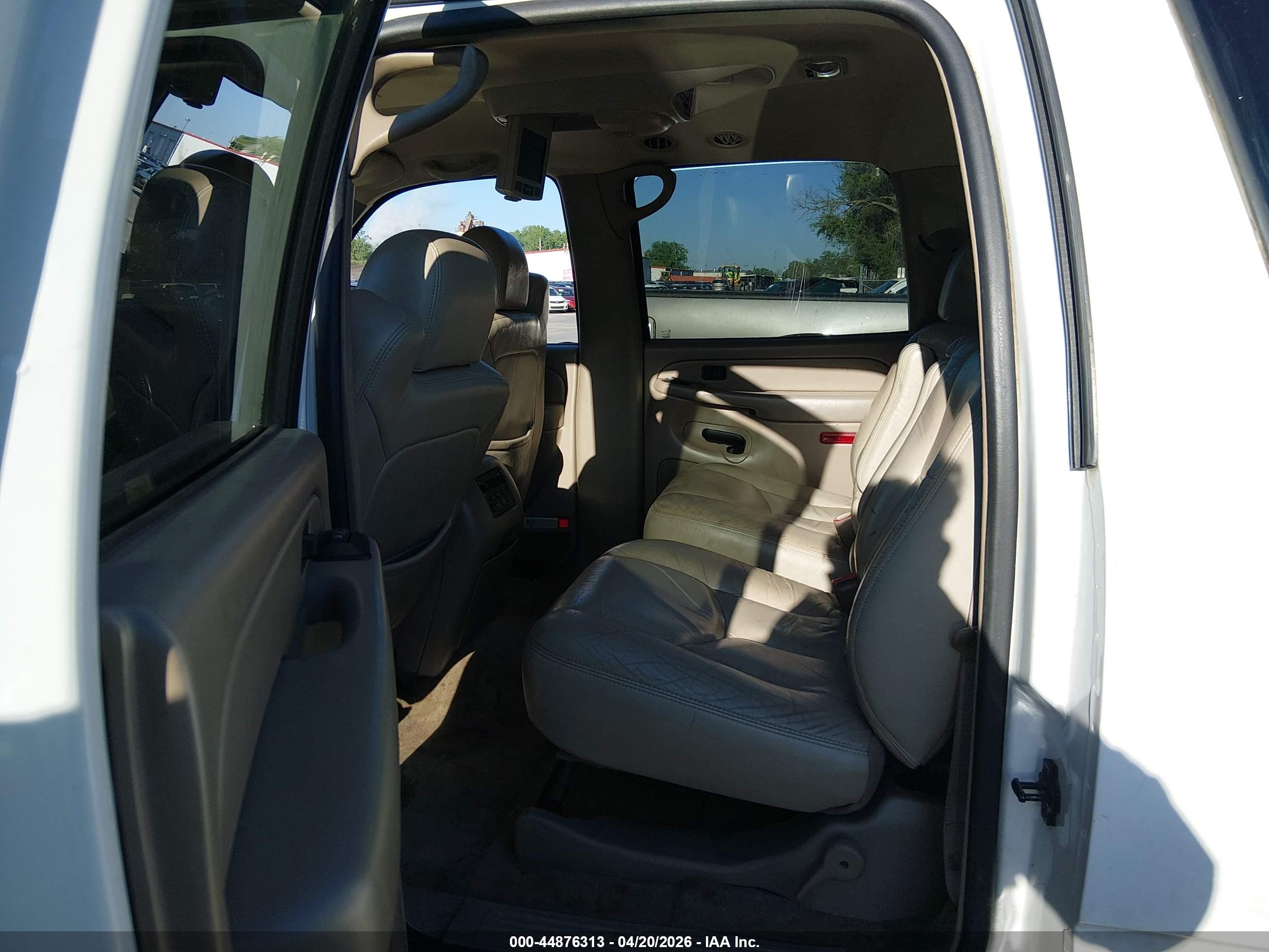 CHEVROLET SUBURBAN image 8