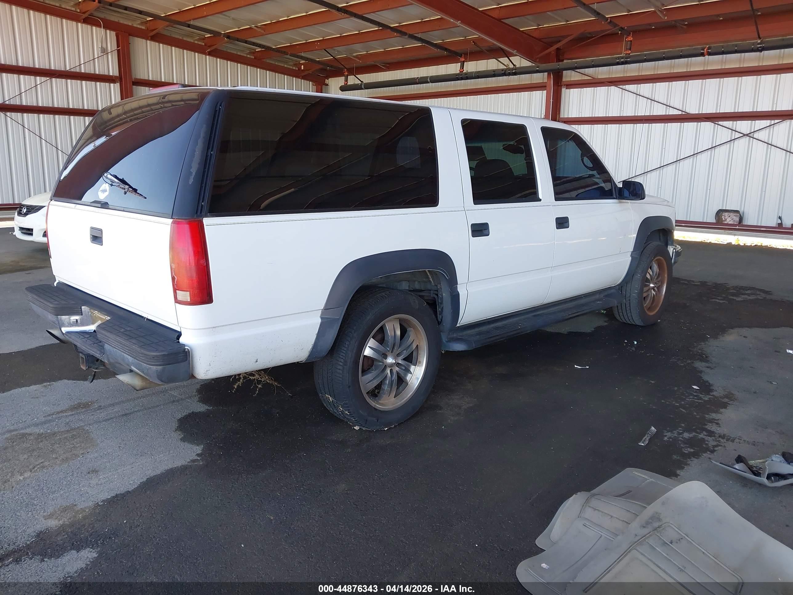 CHEVROLET SUBURBAN image 4