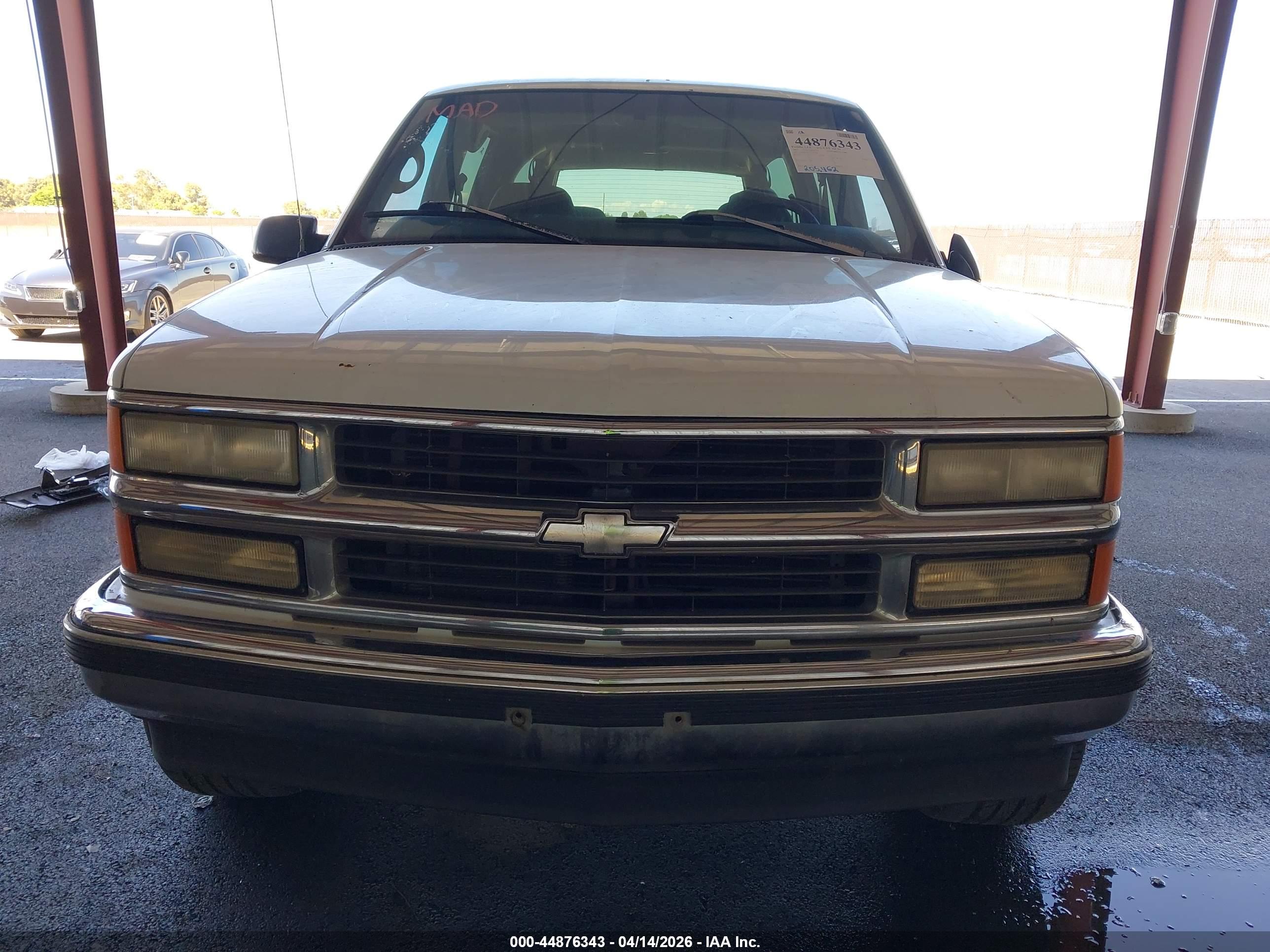 CHEVROLET SUBURBAN image 6