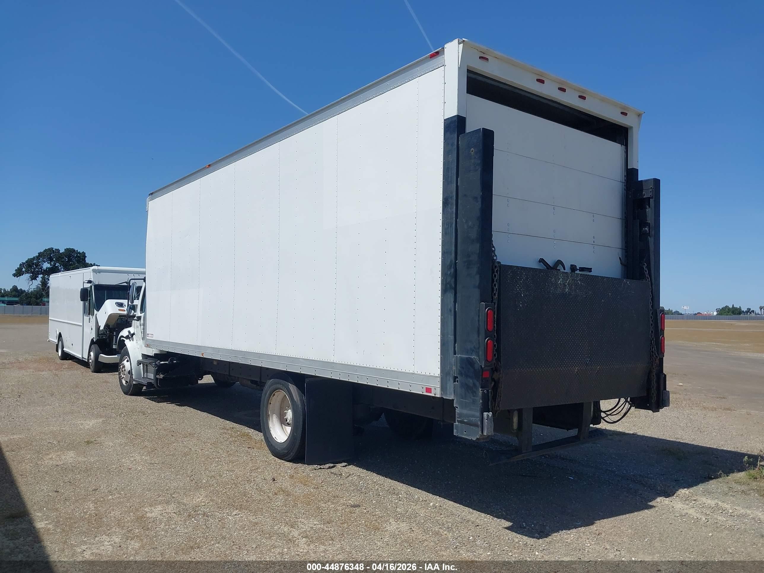 FREIGHTLINER M2 image 3