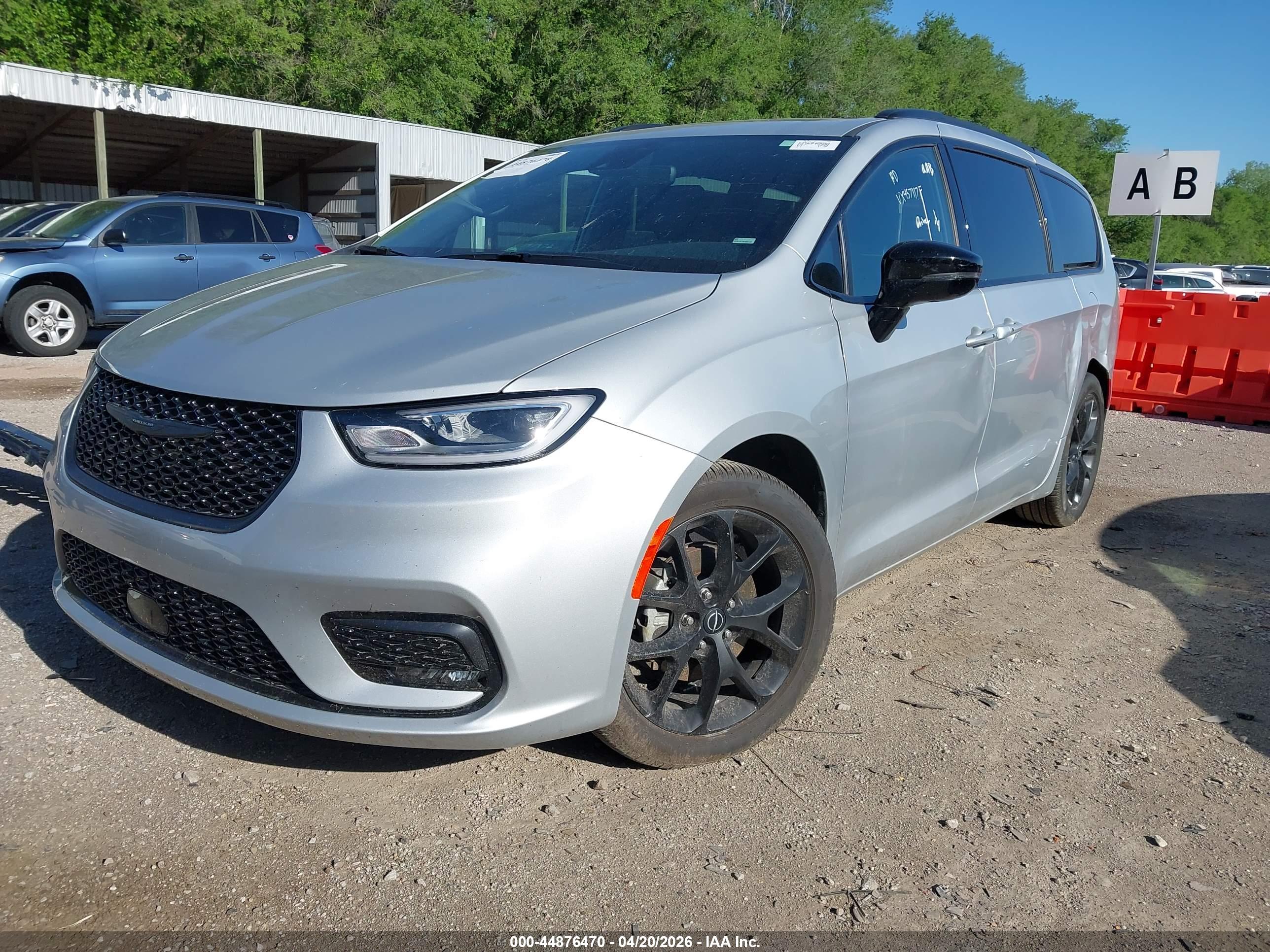 CHRYSLER PACIFICA image 2