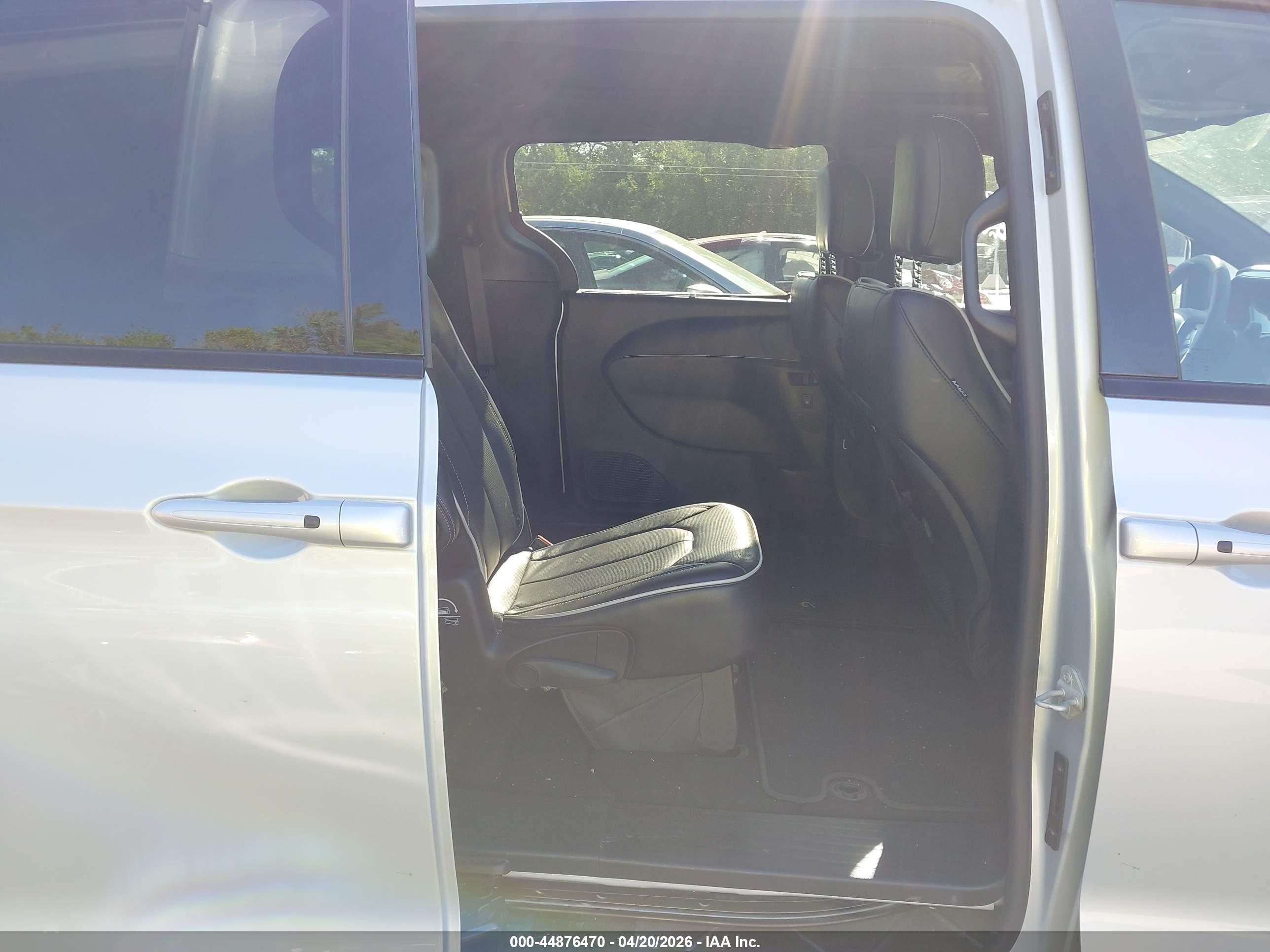 CHRYSLER PACIFICA image 8