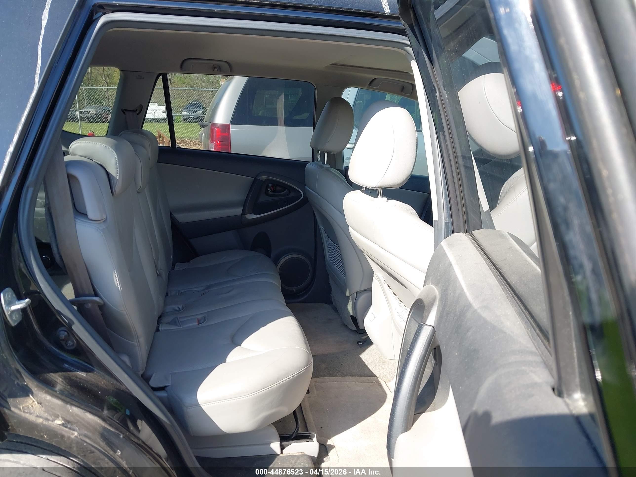 TOYOTA RAV4 image 8