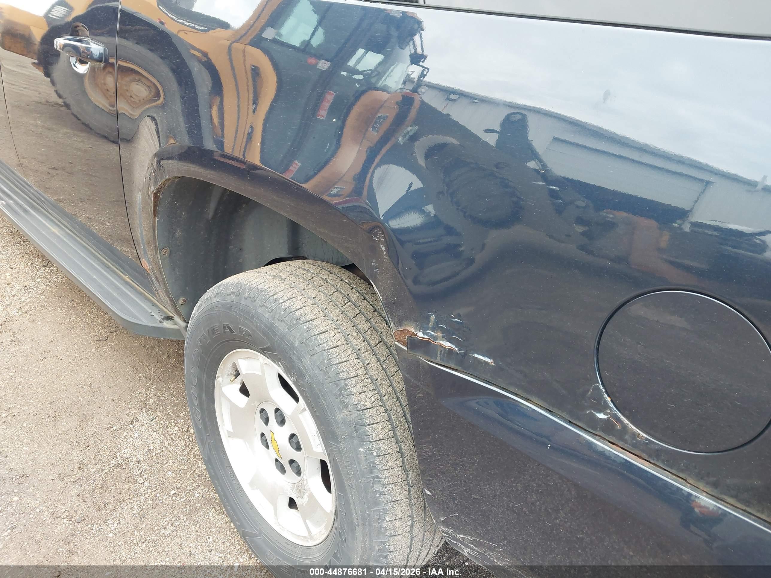 CHEVROLET SUBURBAN image 6