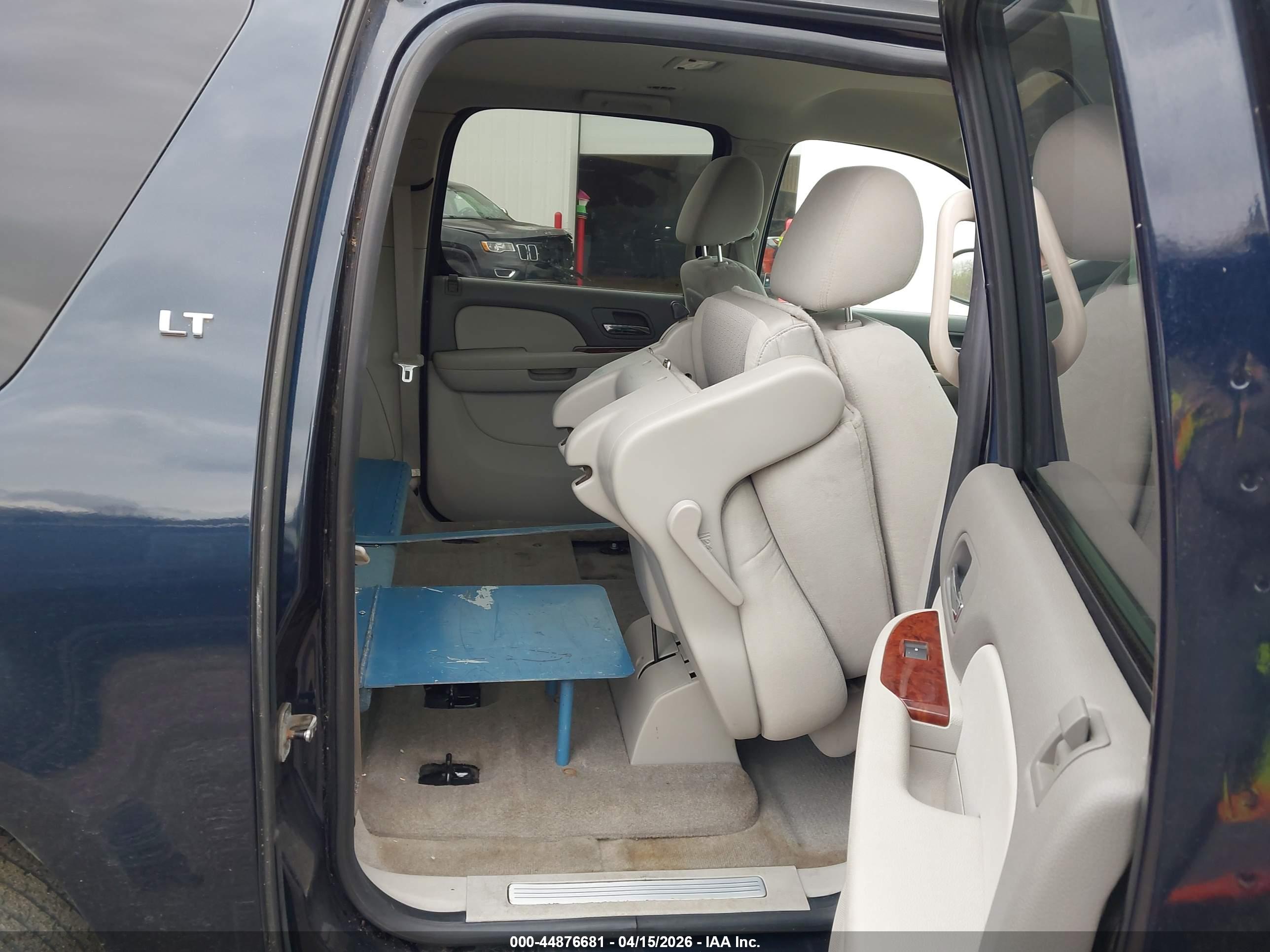CHEVROLET SUBURBAN image 8