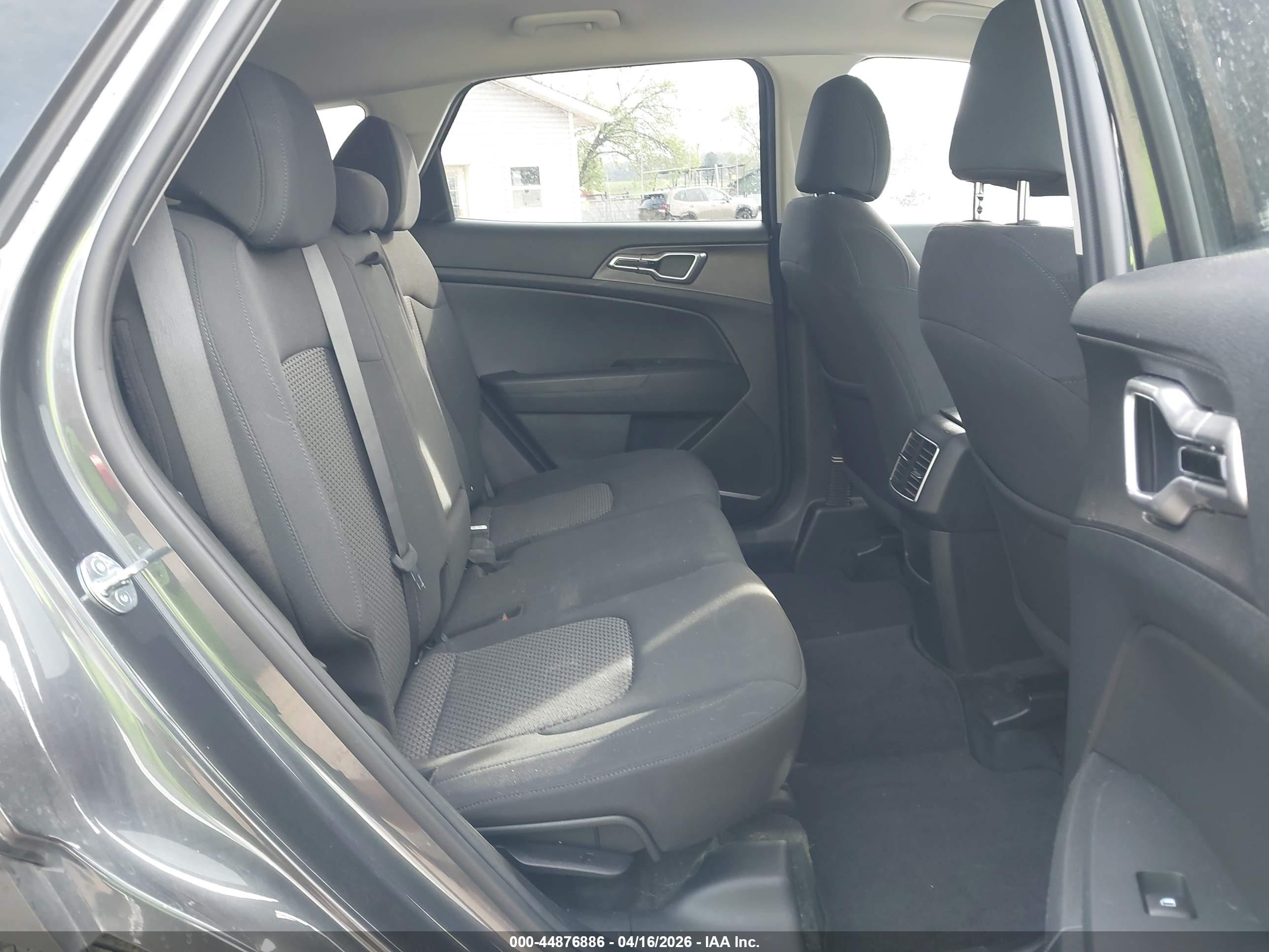 KIA SPORTAGE image 8