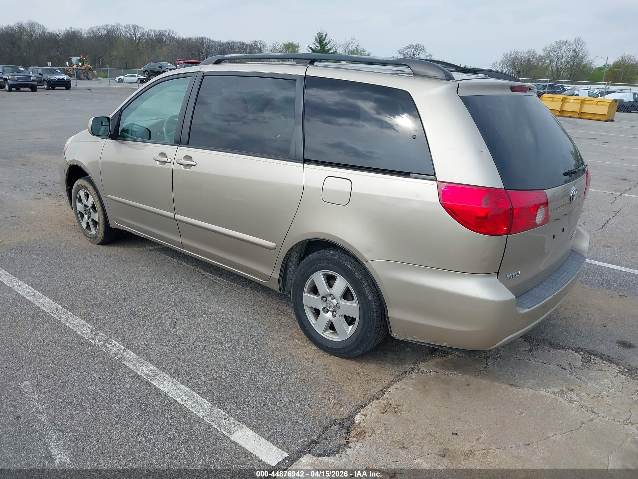TOYOTA SIENNA image 3