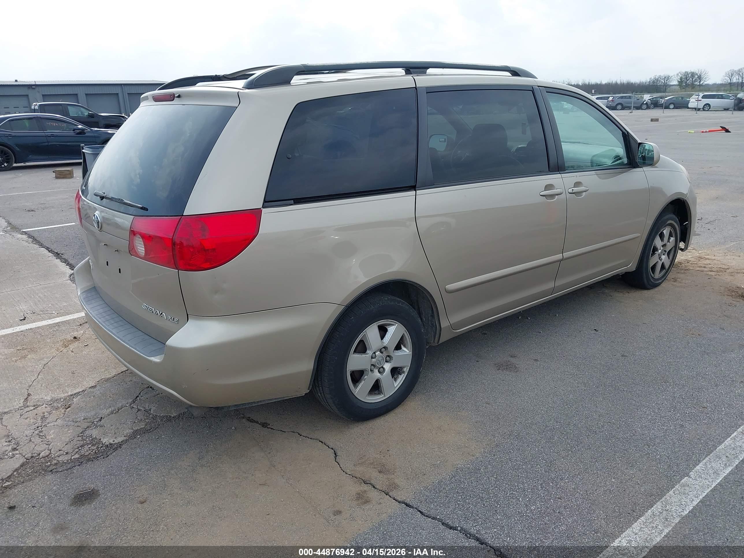 TOYOTA SIENNA image 4