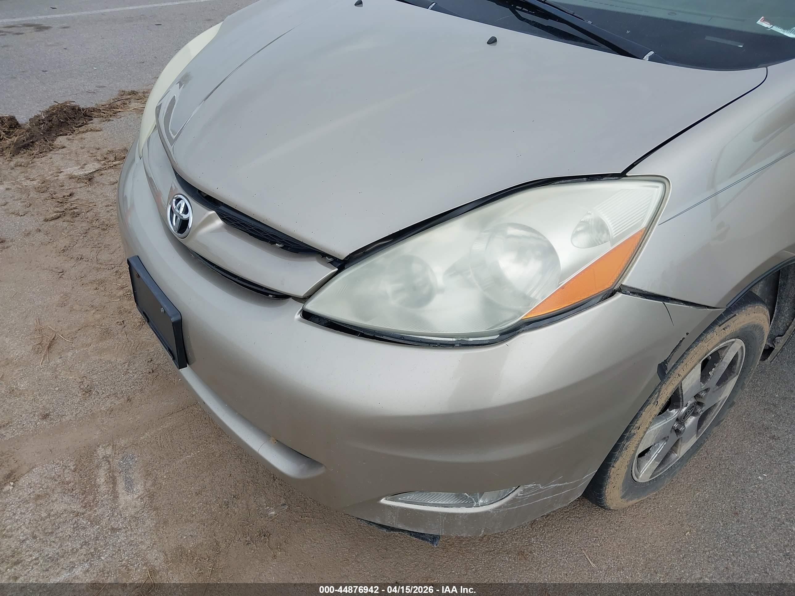 TOYOTA SIENNA image 6
