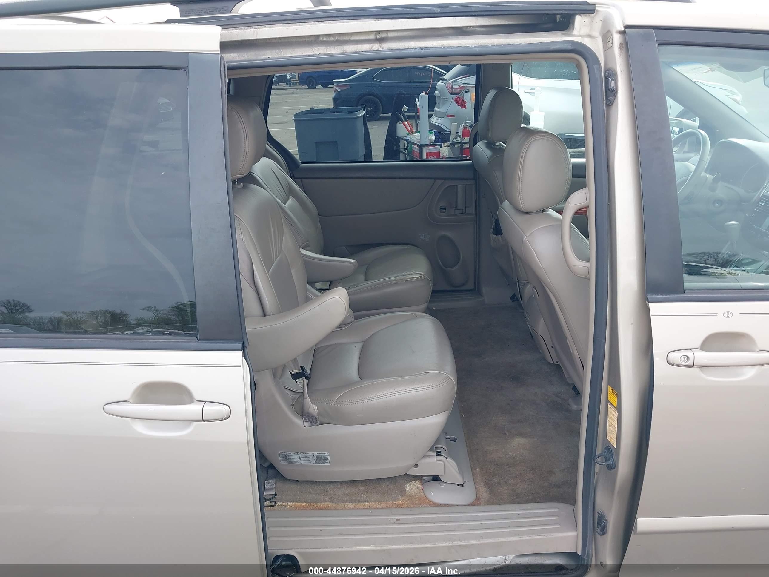 TOYOTA SIENNA image 8