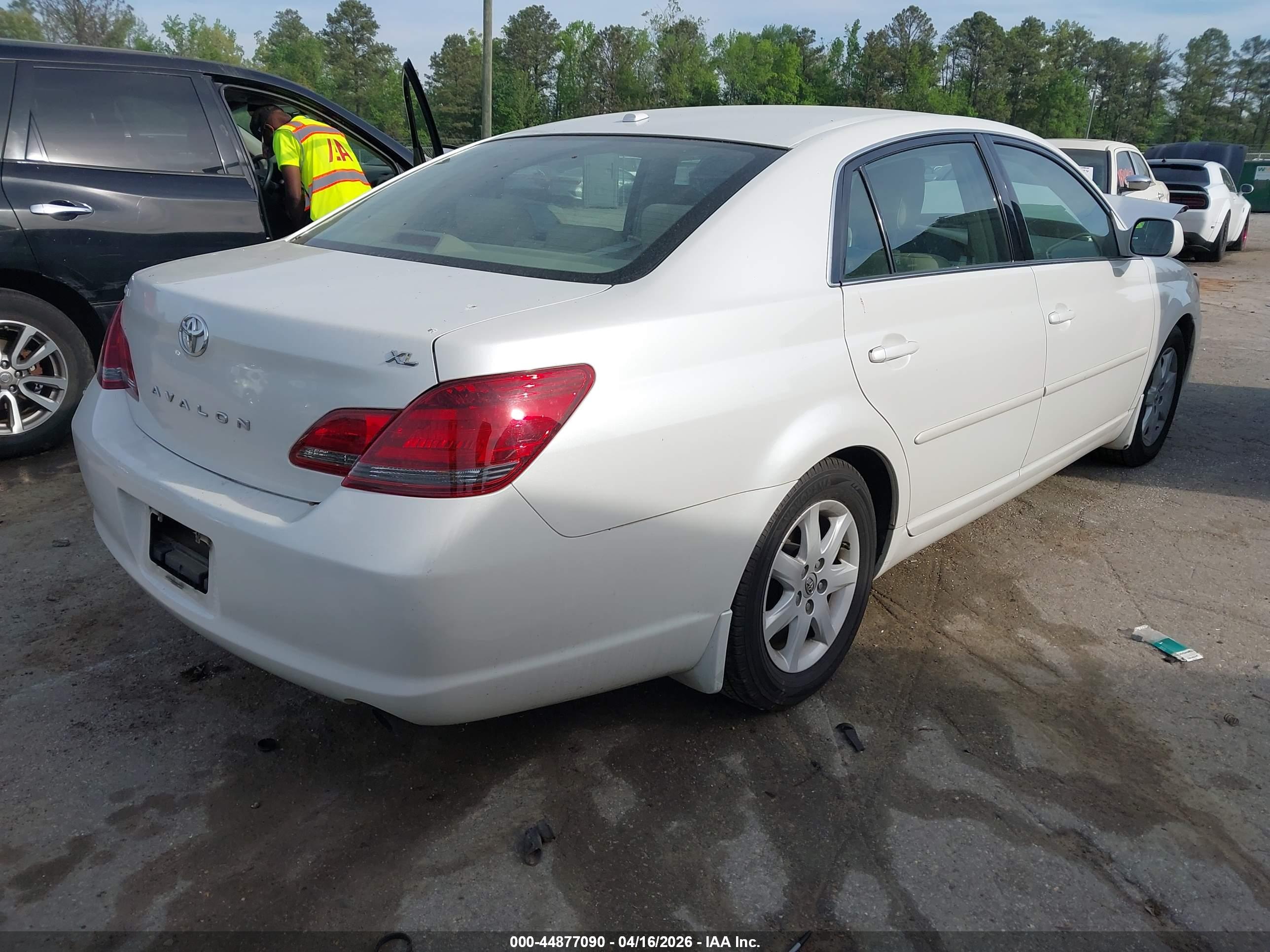 TOYOTA AVALON image 4