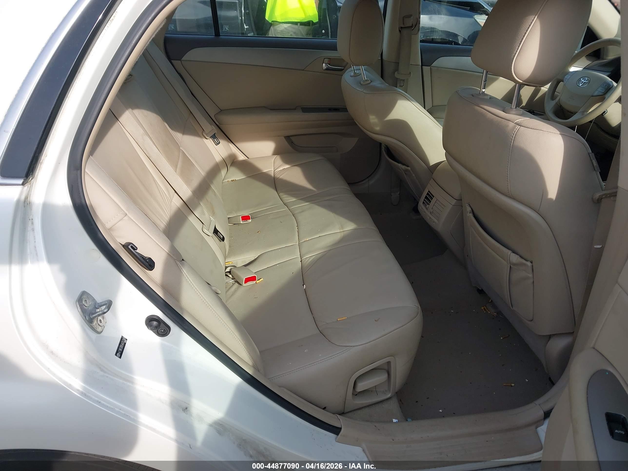 TOYOTA AVALON image 8