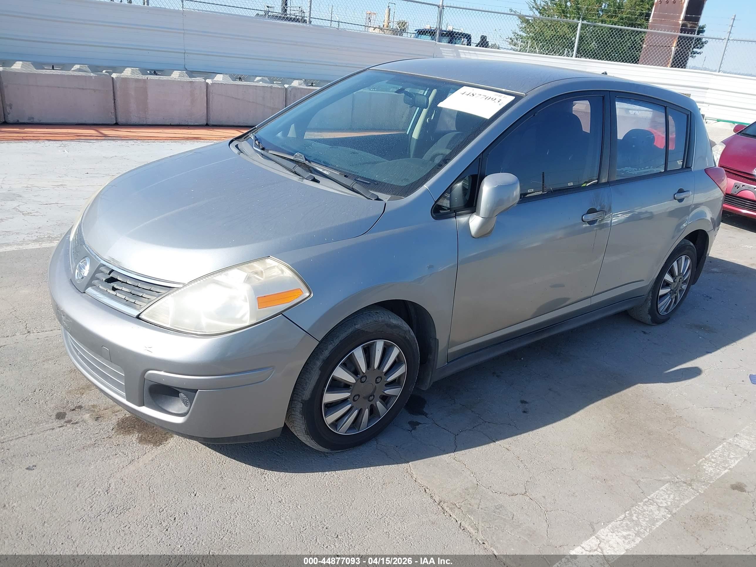 NISSAN VERSA image 2