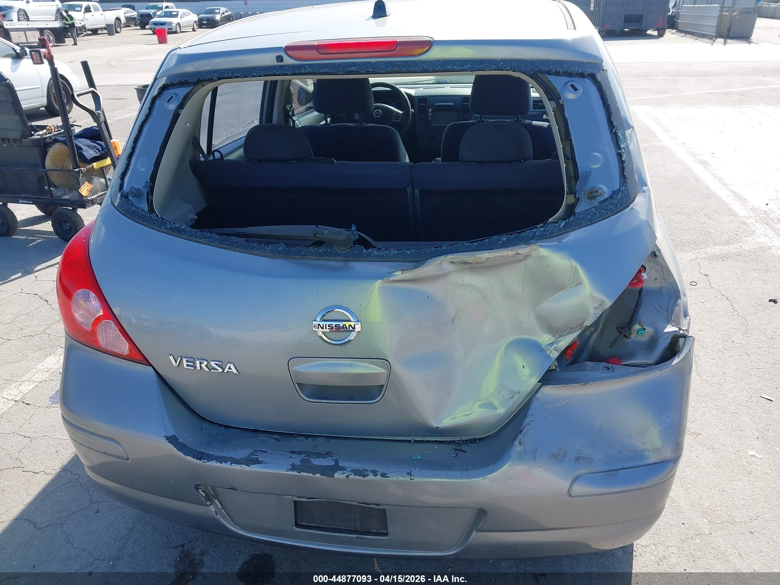 NISSAN VERSA image 6