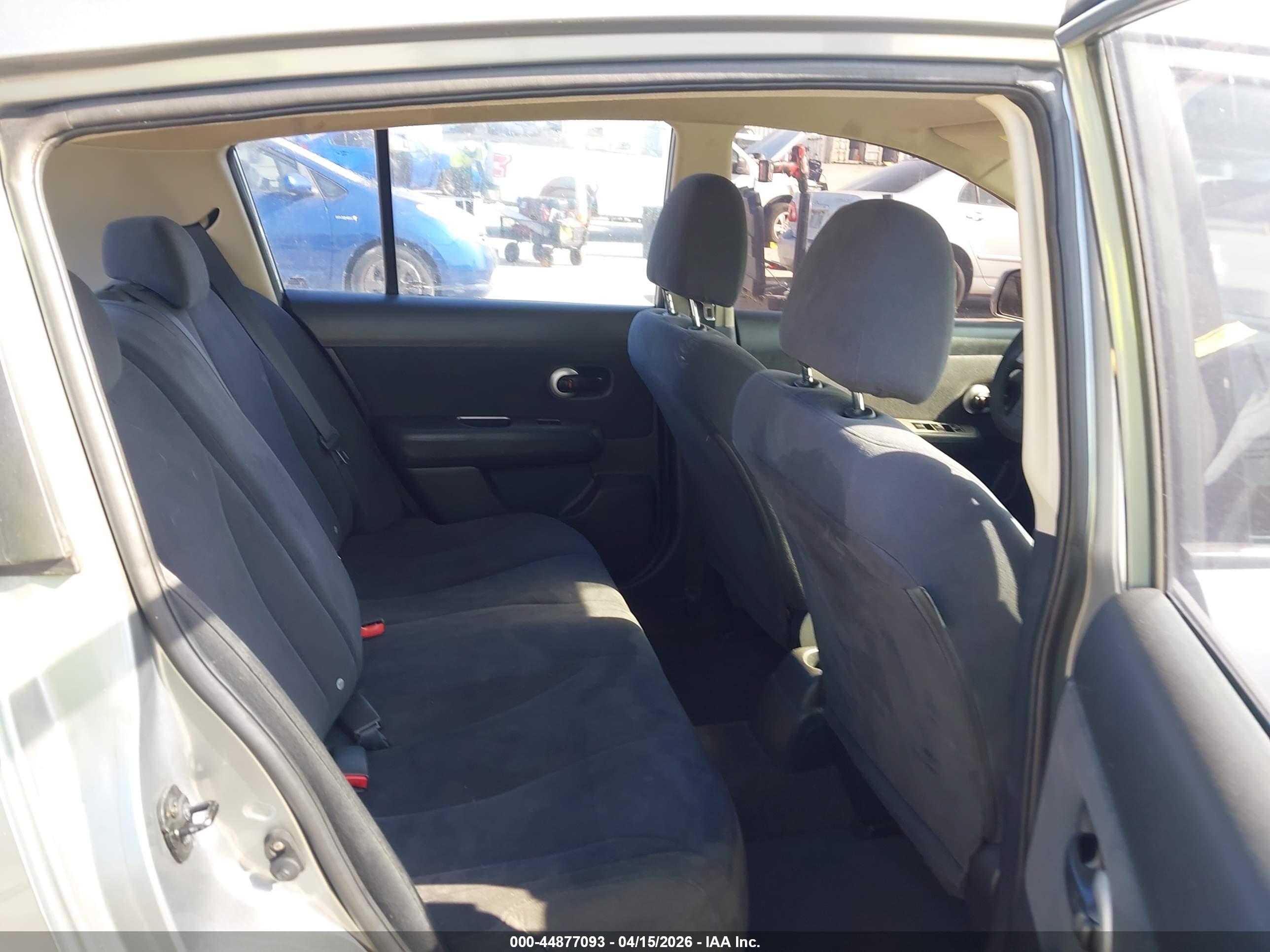 NISSAN VERSA image 8