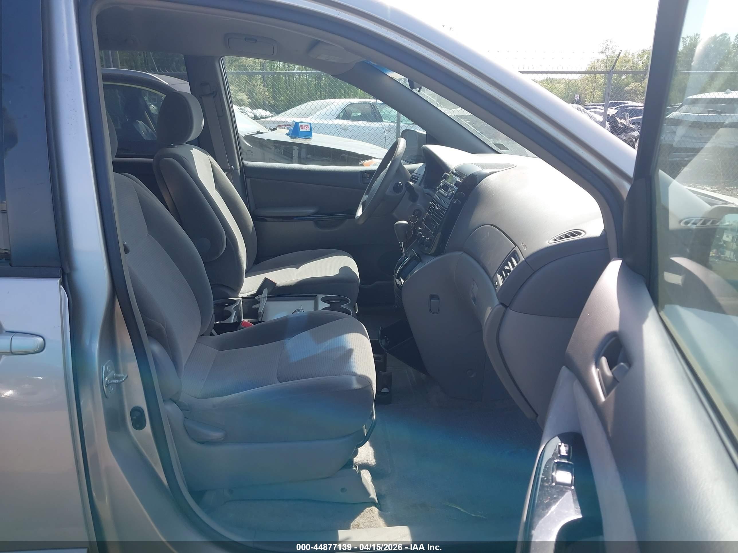 TOYOTA SIENNA image 5
