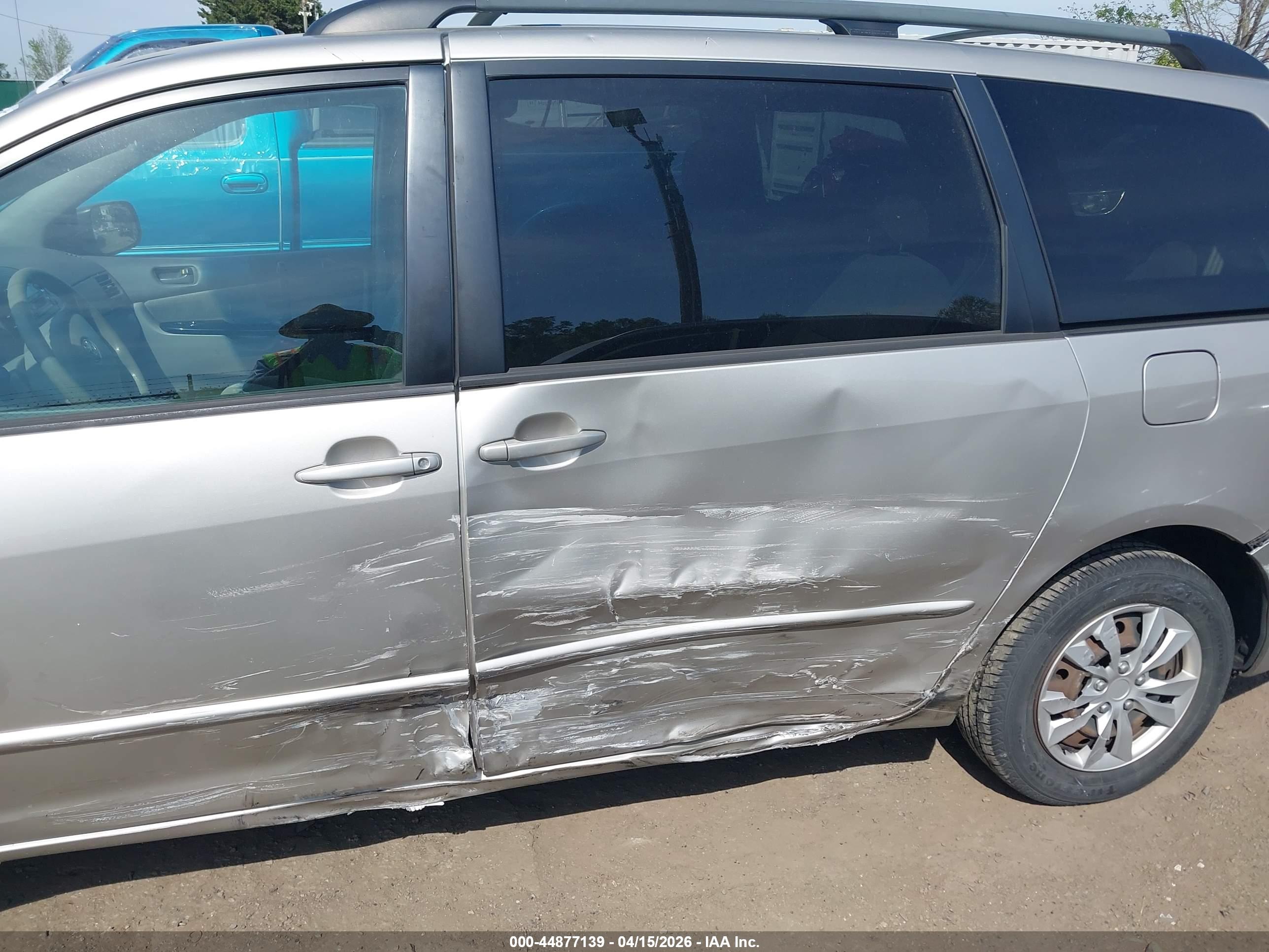 TOYOTA SIENNA image 6