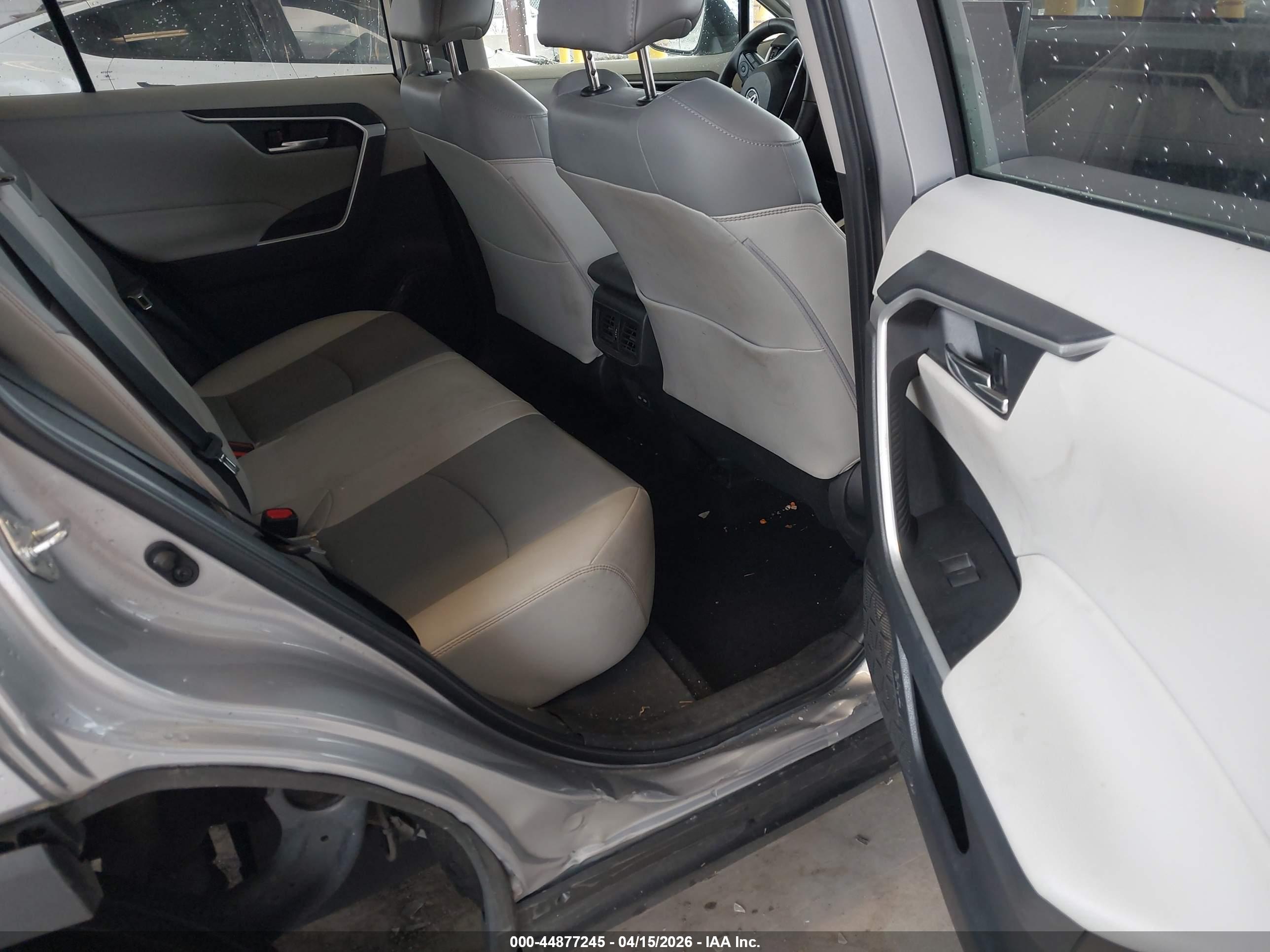 TOYOTA RAV4 image 8