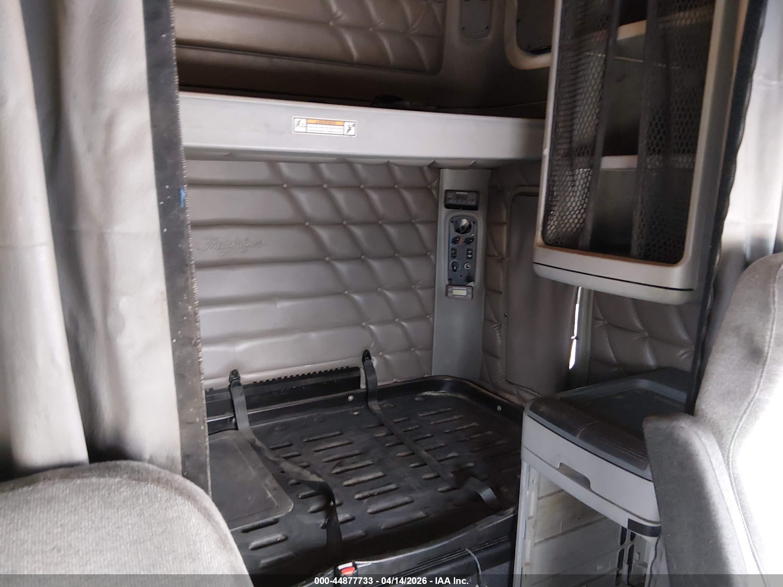 FREIGHTLINER CONVENTIONAL image 7