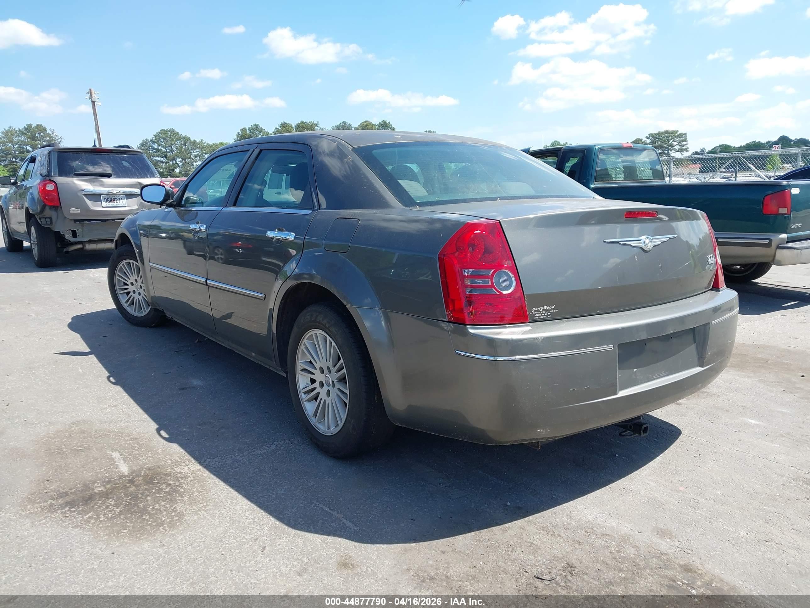 CHRYSLER 300 image 3