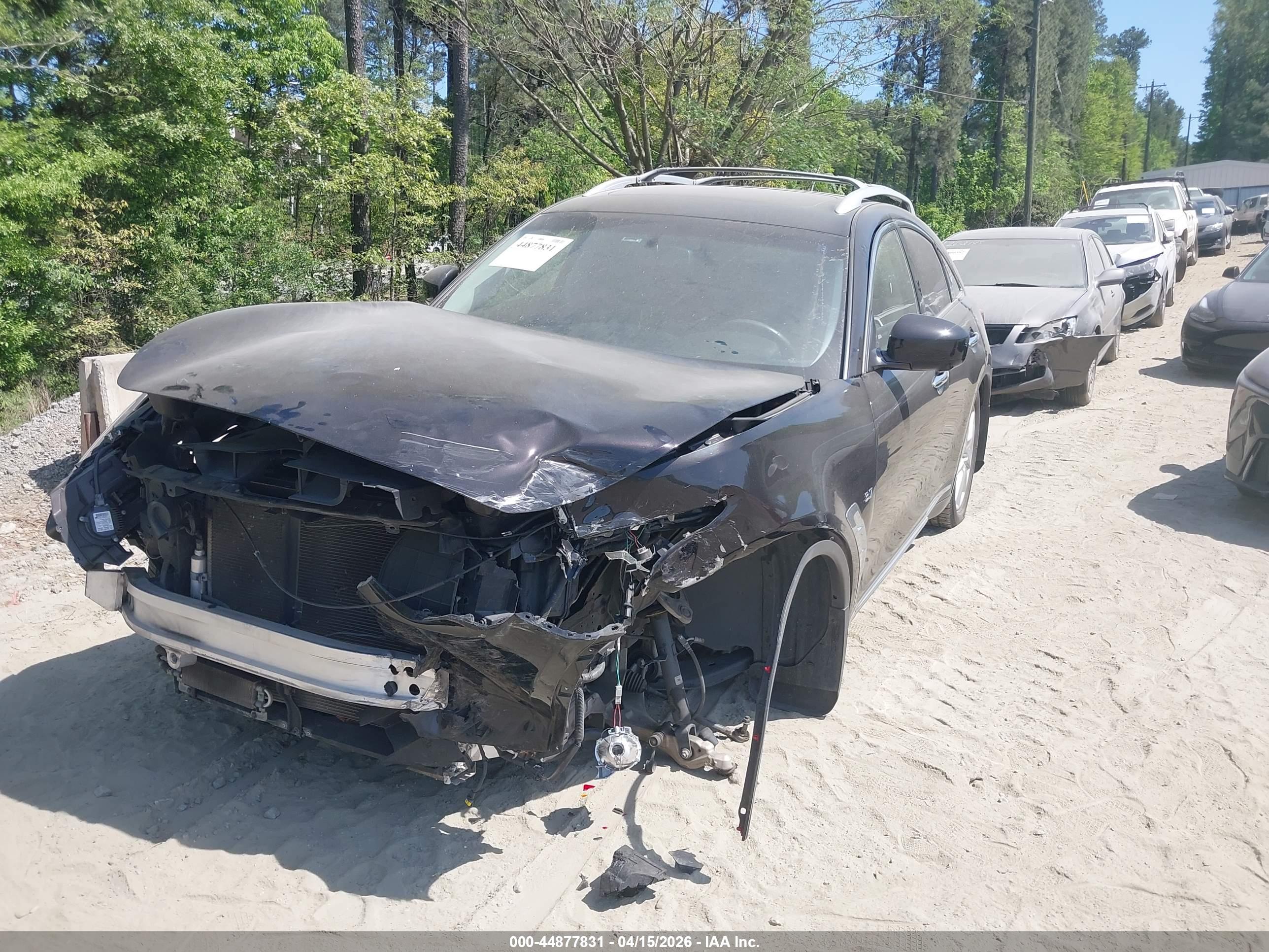 INFINITI QX70 image 2
