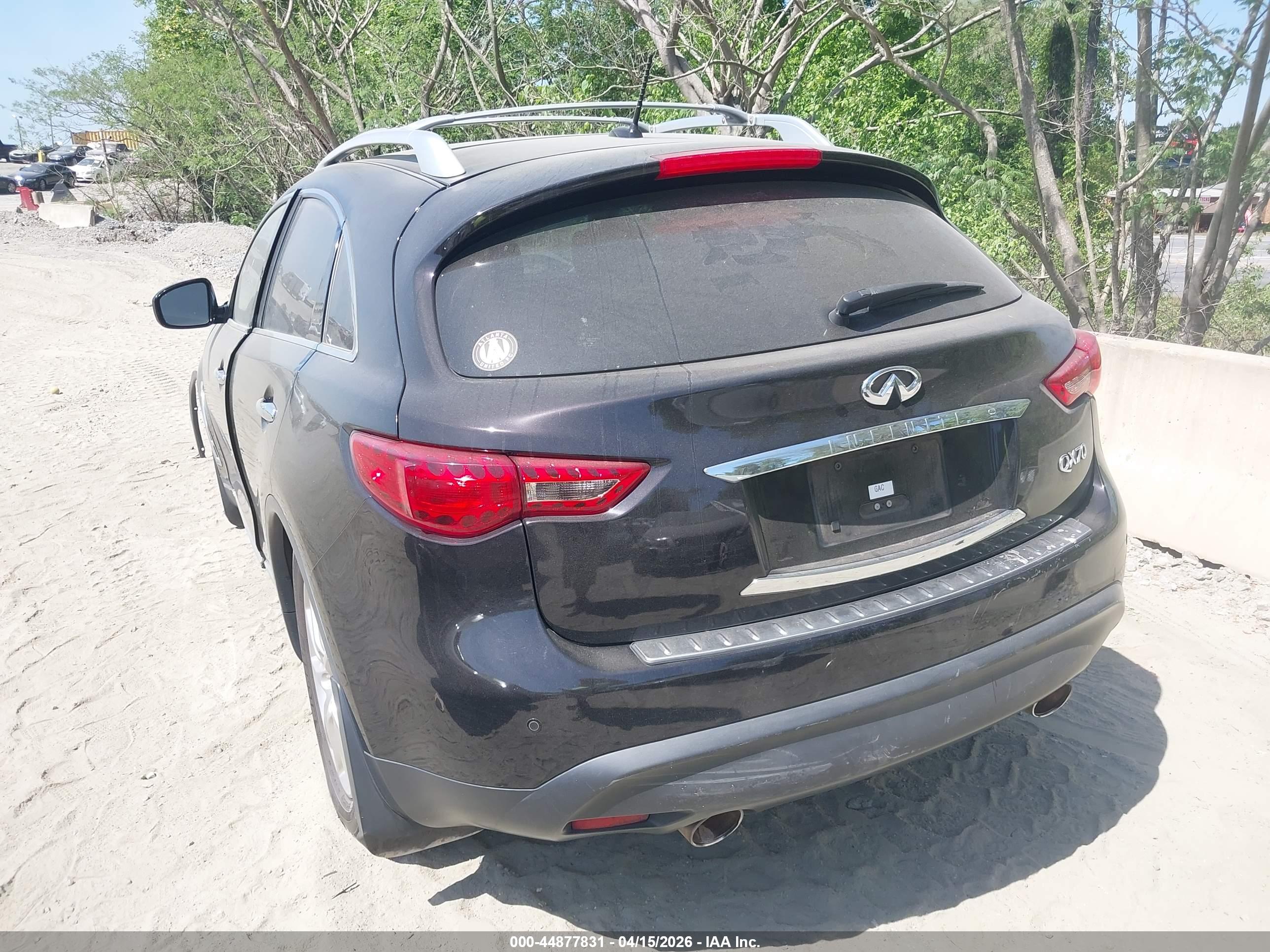 INFINITI QX70 image 3
