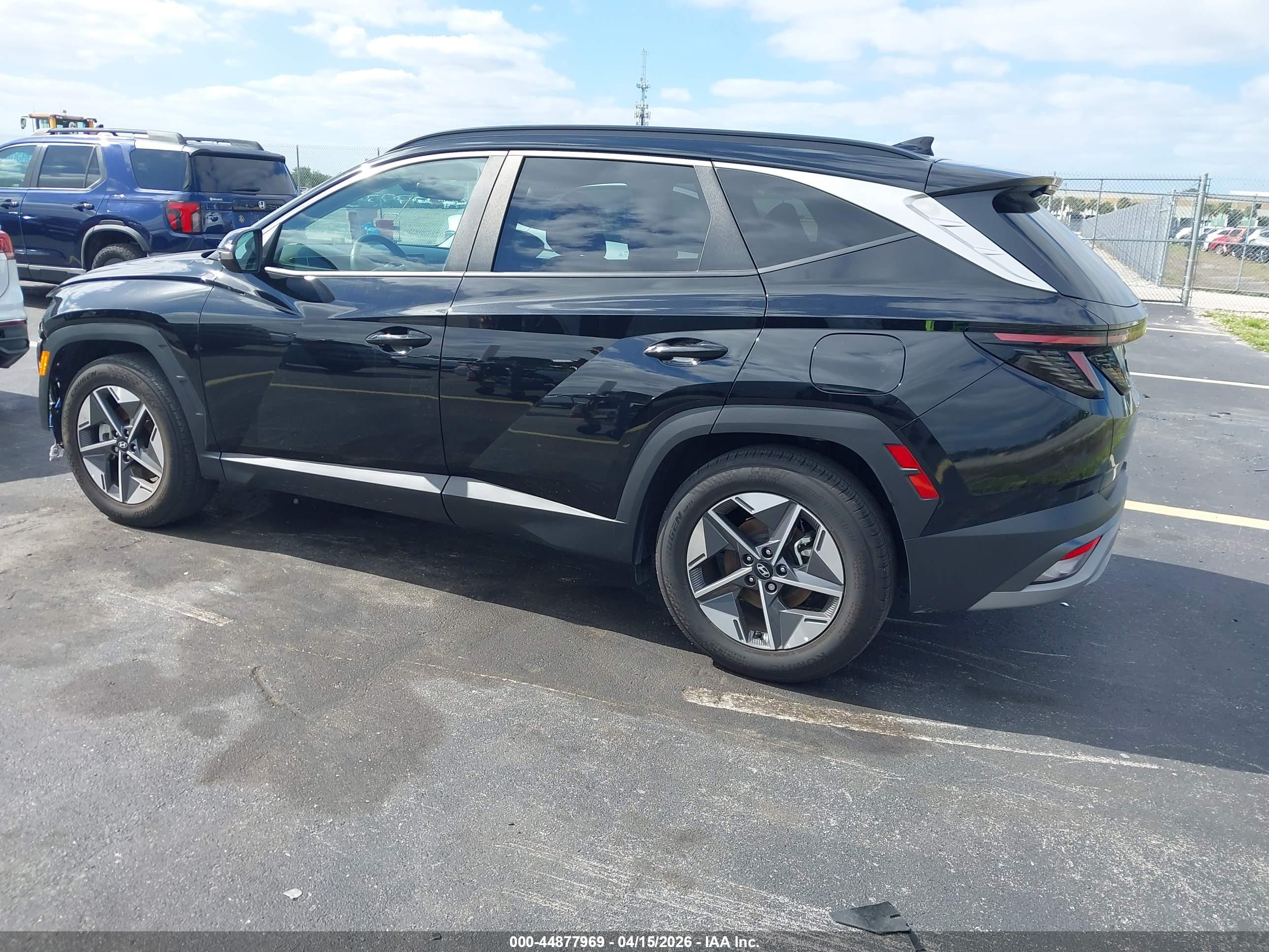 HYUNDAI TUCSON image 3