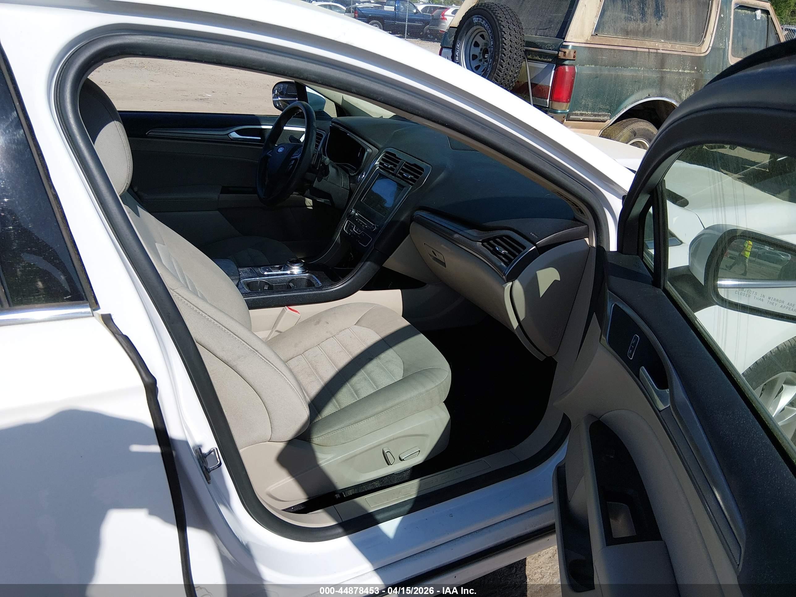 FORD FUSION image 5
