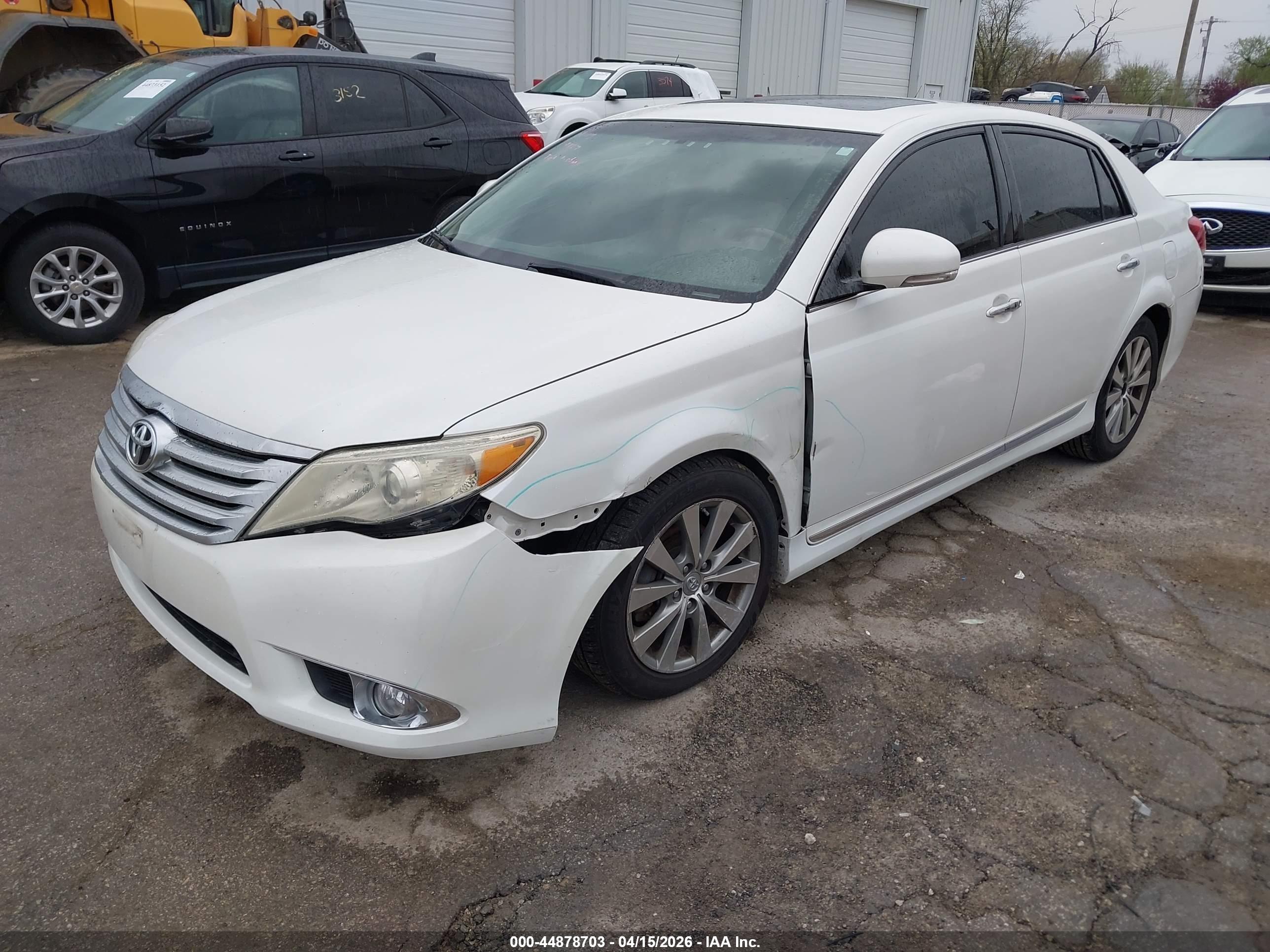 TOYOTA AVALON image 2