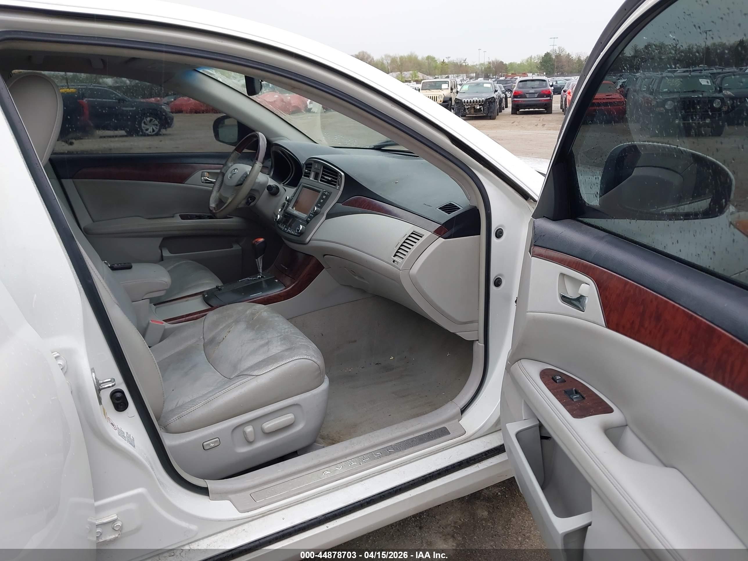 TOYOTA AVALON image 5