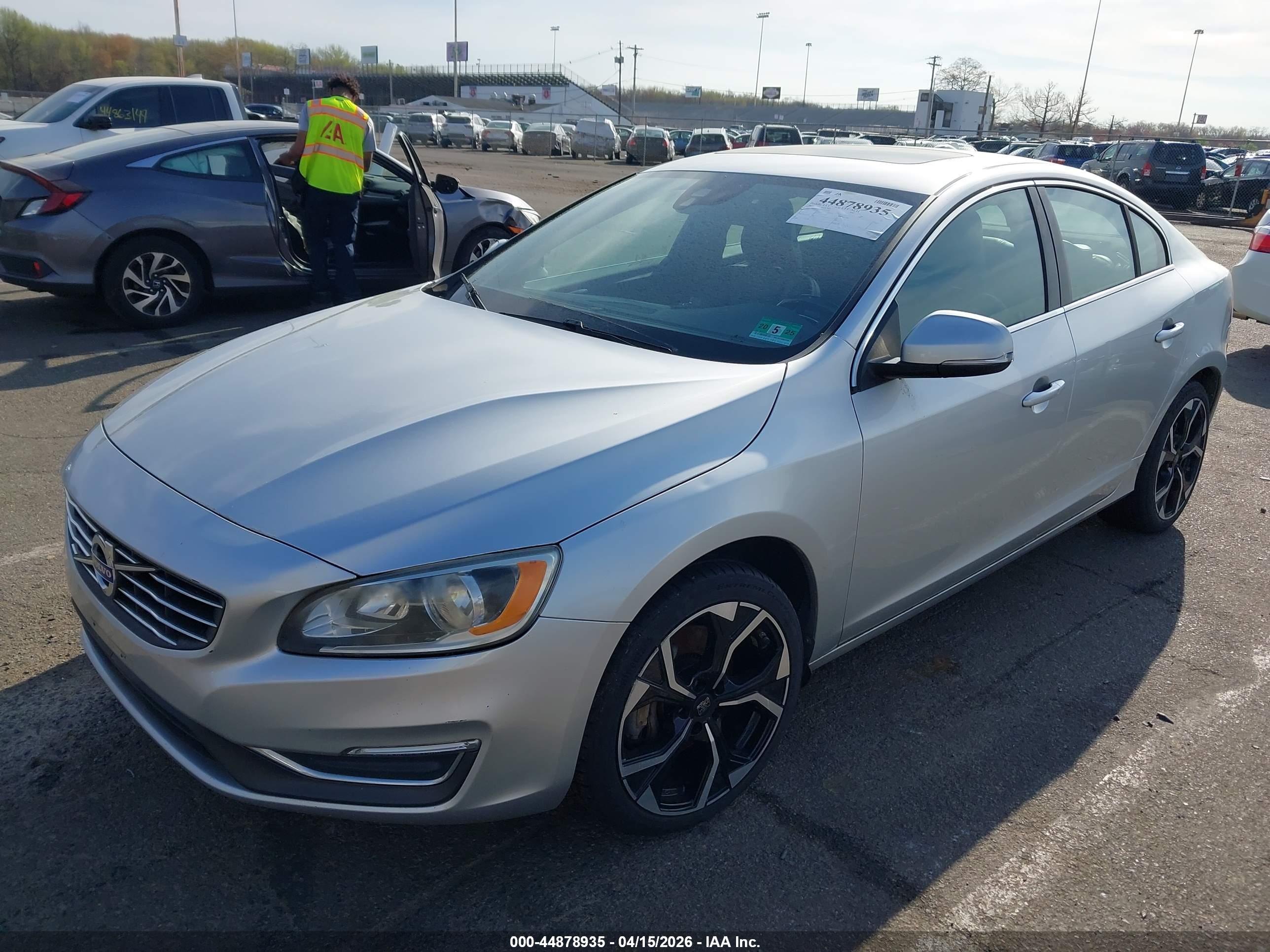 VOLVO S60 image 2