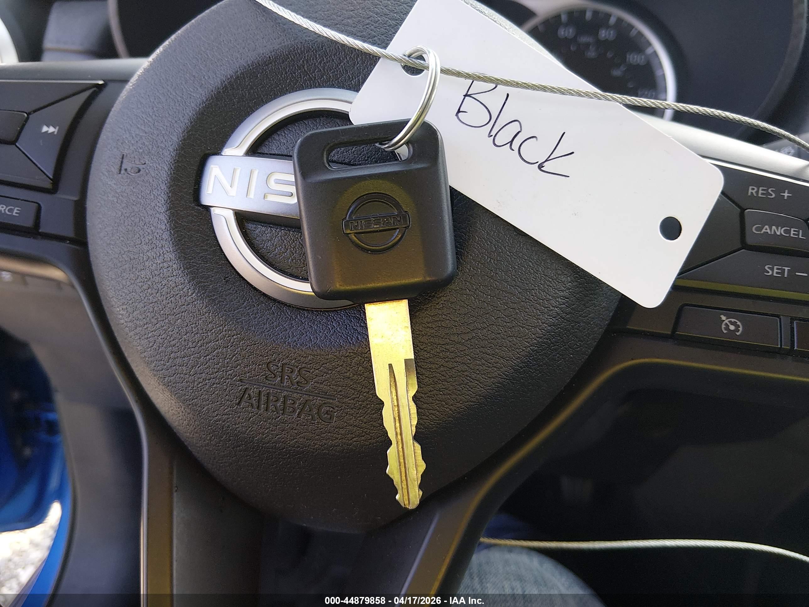 NISSAN VERSA image 11