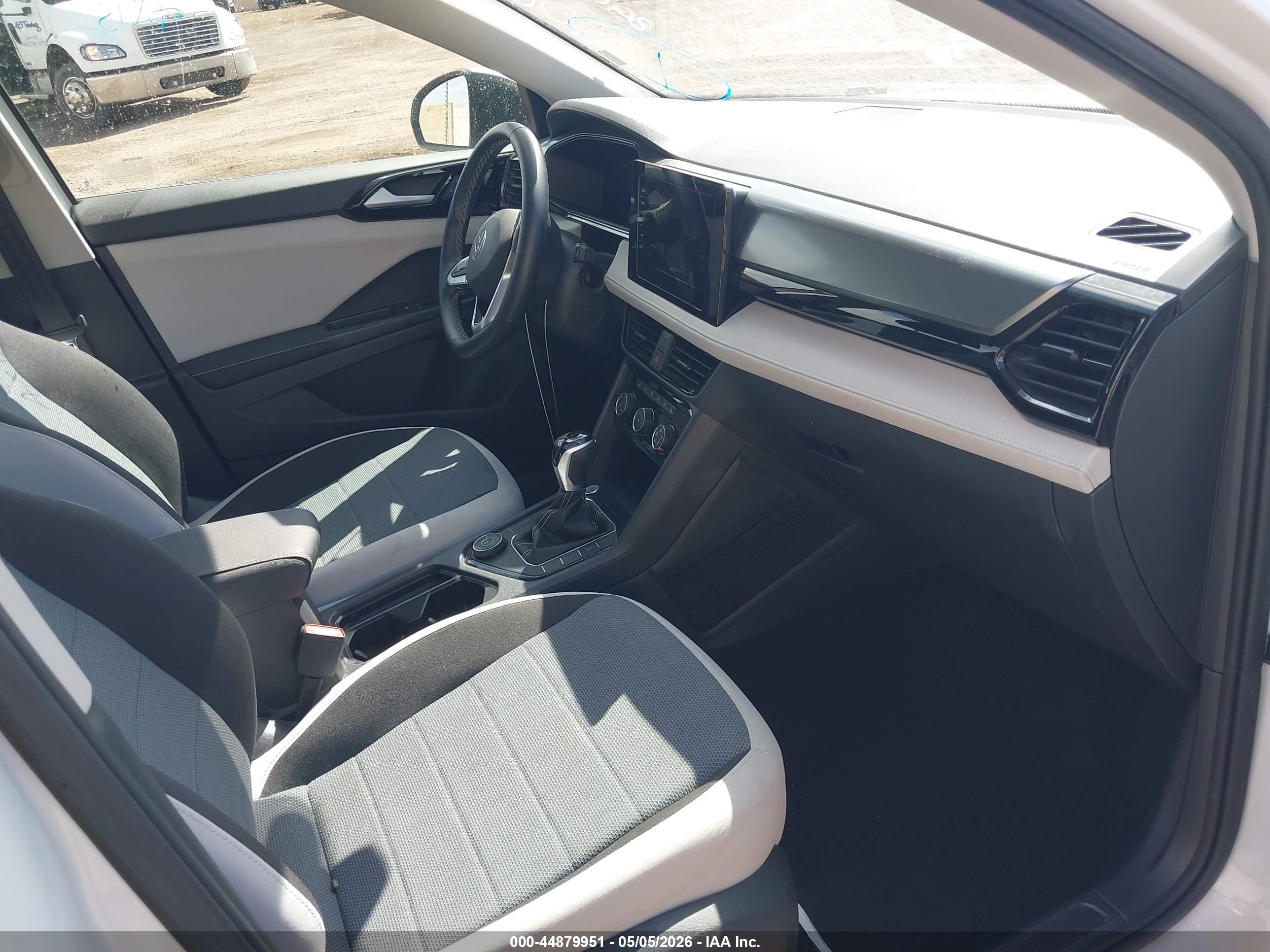 VOLKSWAGEN TAOS image 5
