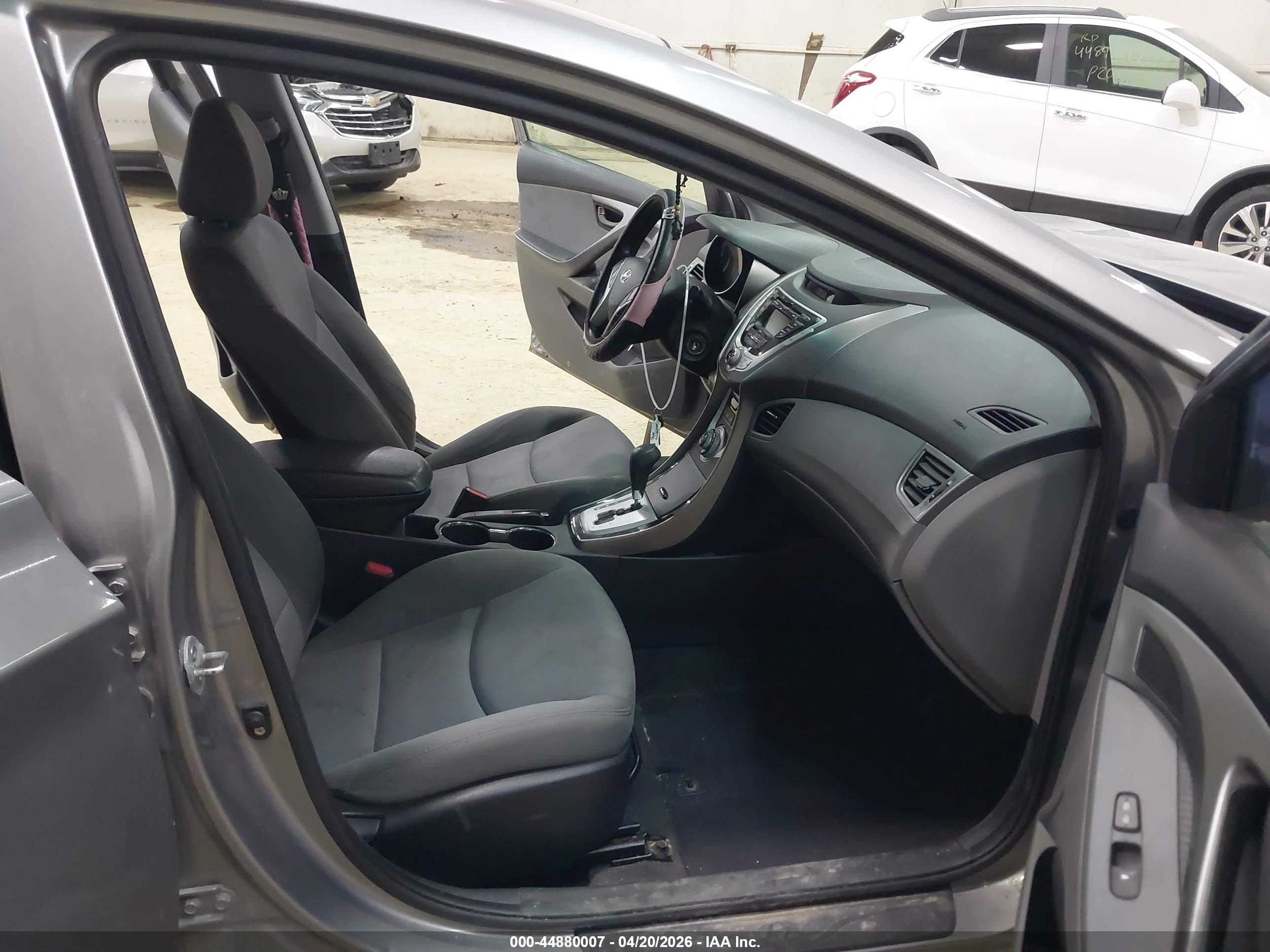 HYUNDAI ELANTRA image 5