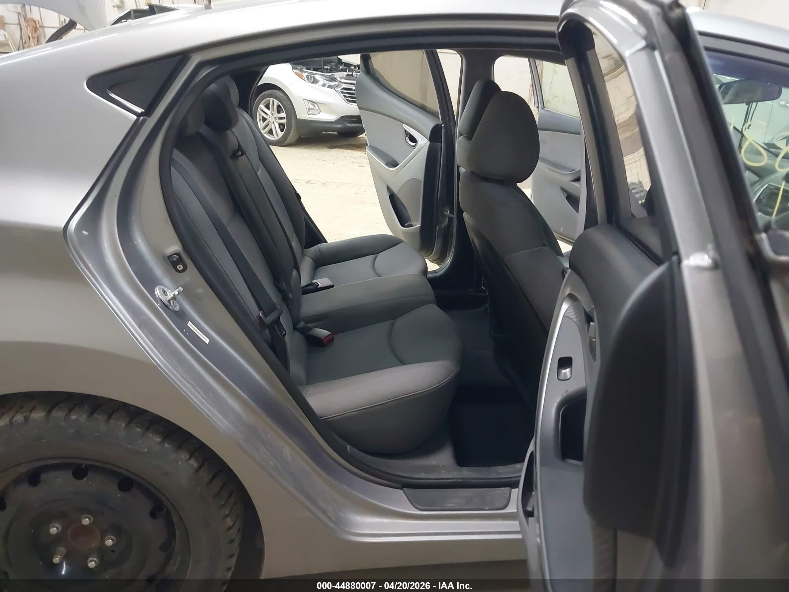 HYUNDAI ELANTRA image 8
