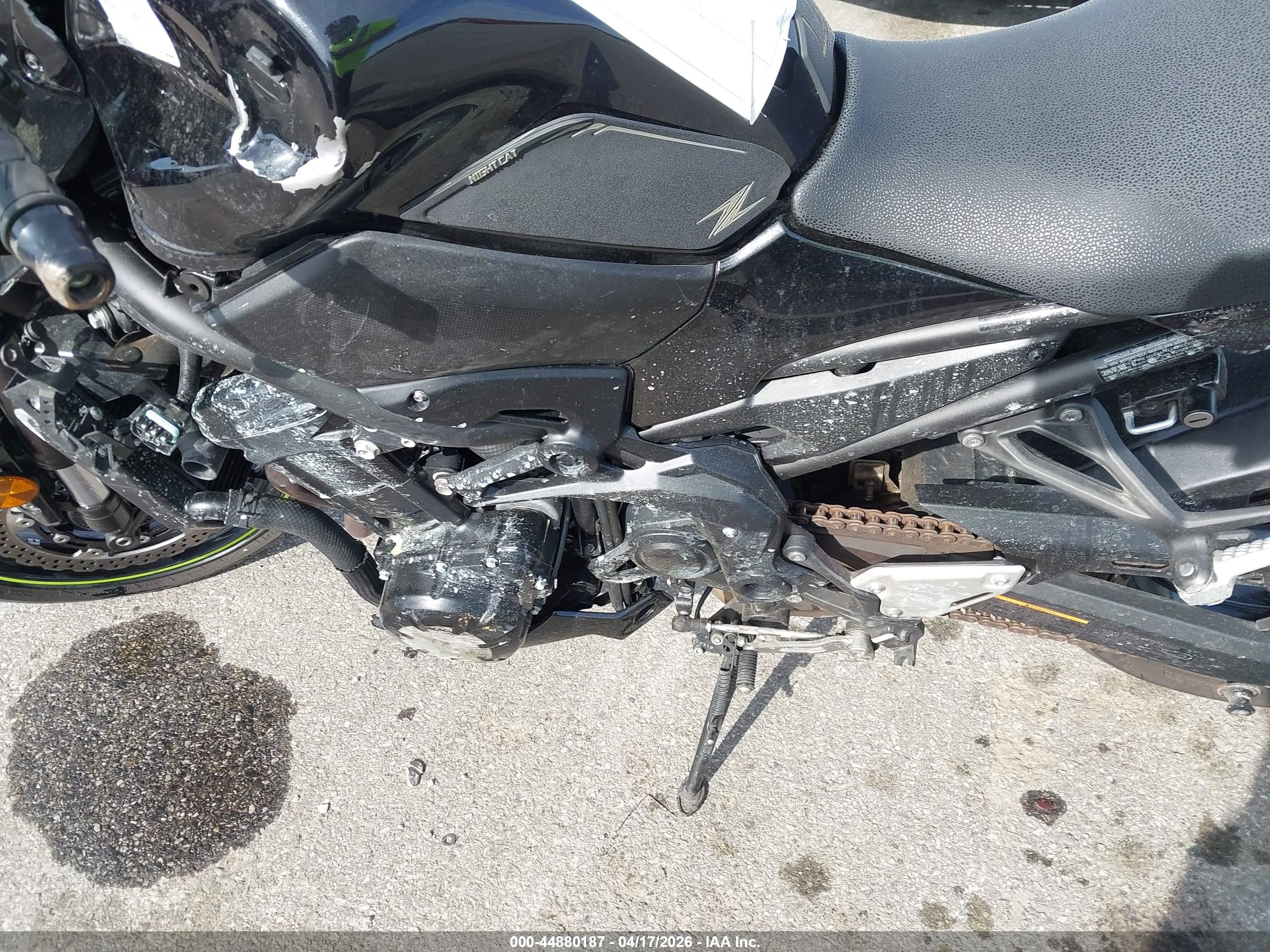 KAWASAKI ZR900 image 9