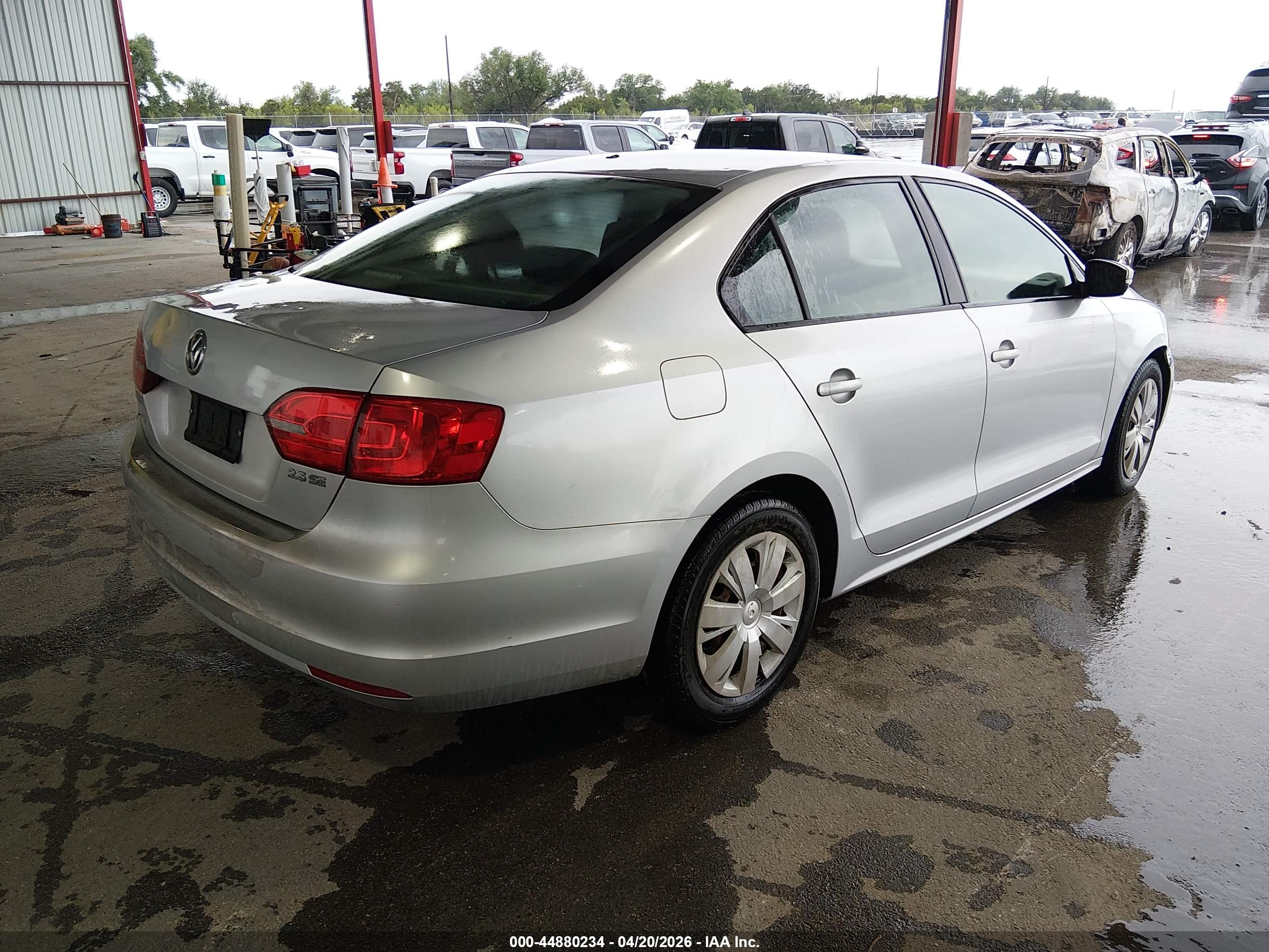 VOLKSWAGEN JETTA image 4
