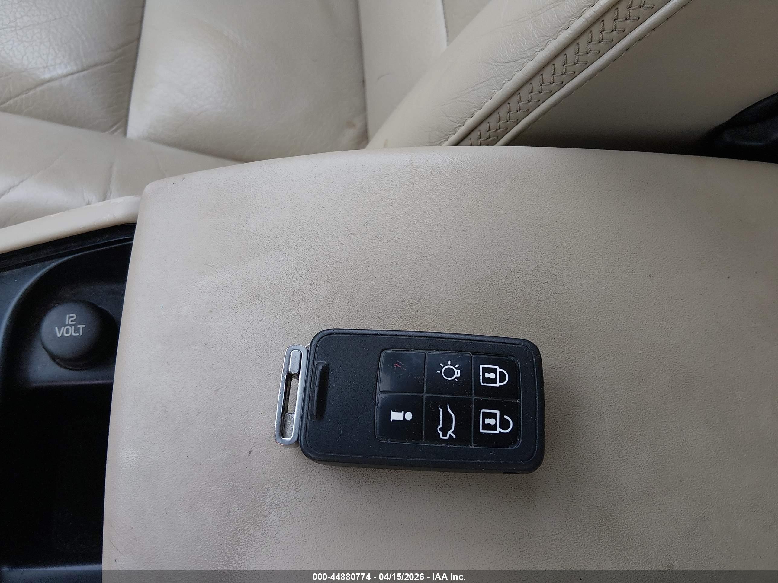 VOLVO XC70 image 11