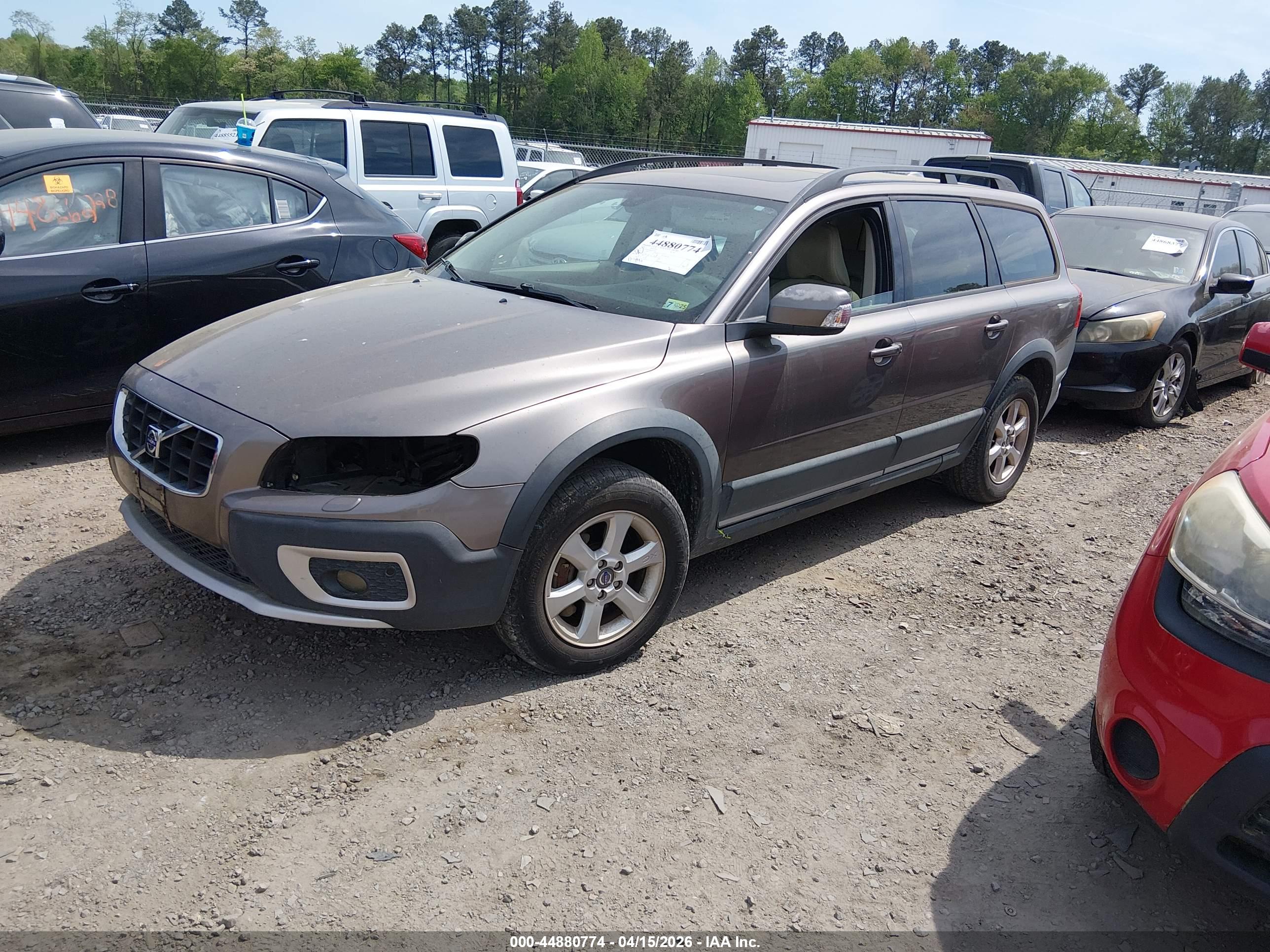 VOLVO XC70 image 2